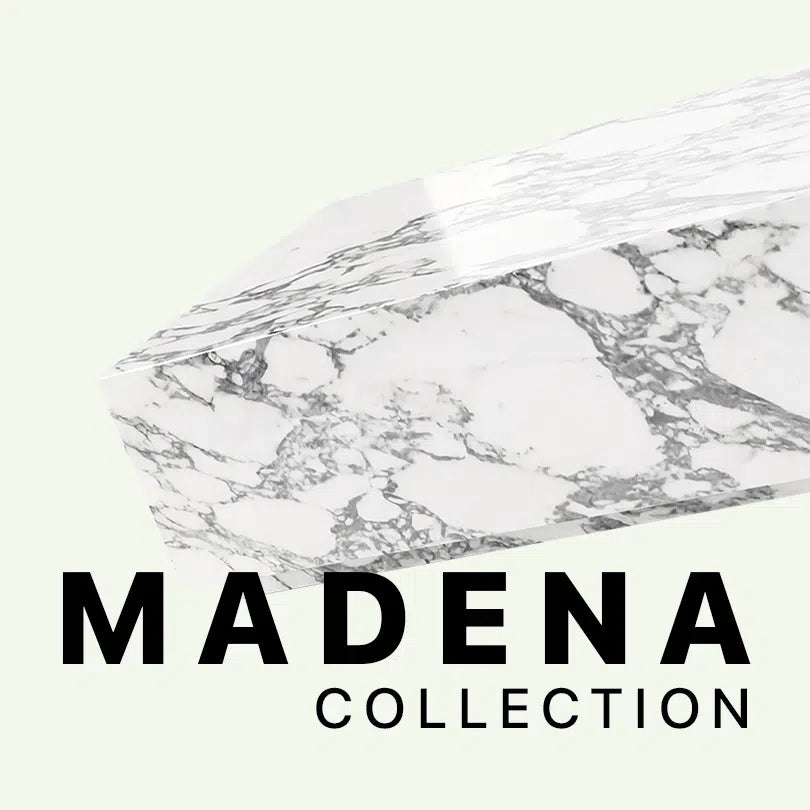Werbegrafik für die Madena Collection von Menelame. Zu sehen ist eine Detailansicht des massiven Couchtischs aus Arabescato Marmor mit seiner charakteristischen grau-weißen Maserung vor dem Markenschriftzug.
