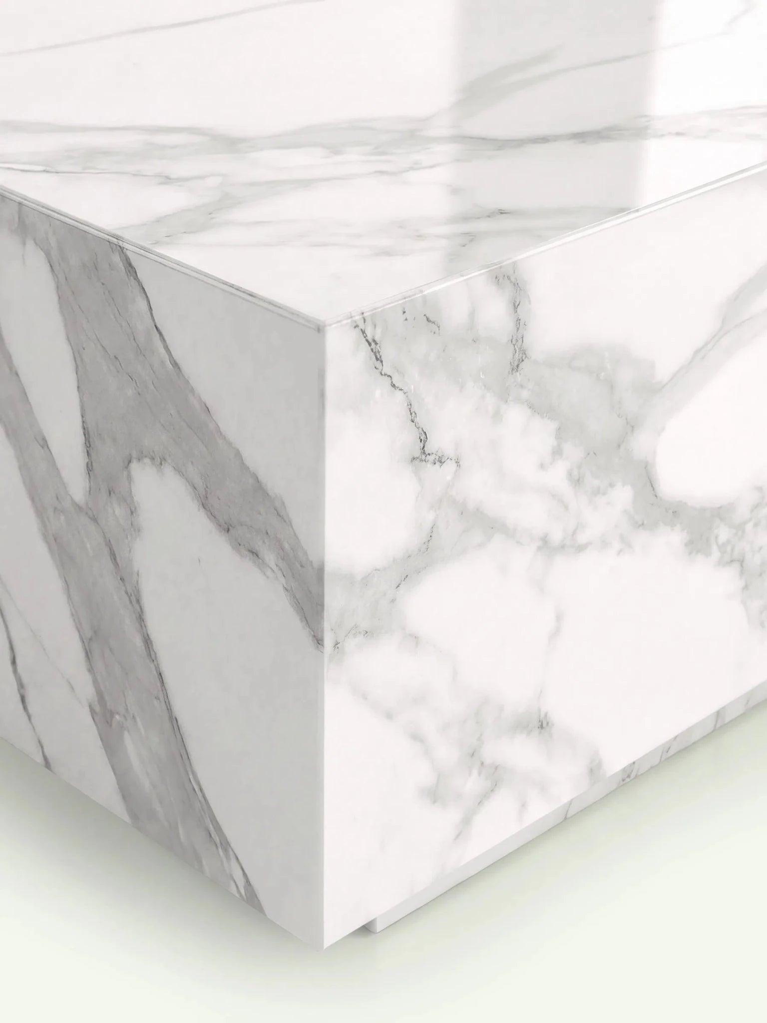Detailaufnahme einer oberen Ecke des Madena Couchtischs. Zu sehen ist die hochwertige Verarbeitung der Marmorkanten und die feine, natürliche Textur des Calacatta White Marmors.