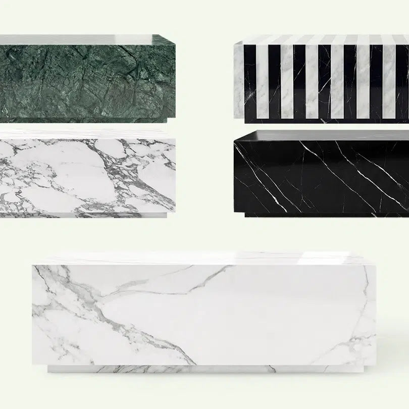 Frontale Übersicht der Madena Couchtisch-Kollektion. Im Zentrum steht die Ausführung in Calacatta White Marmor, umgeben von den Modellen in Verde Guatemala, Arabescato, Nero Marquina und dem gestreiften Zebra-Look.