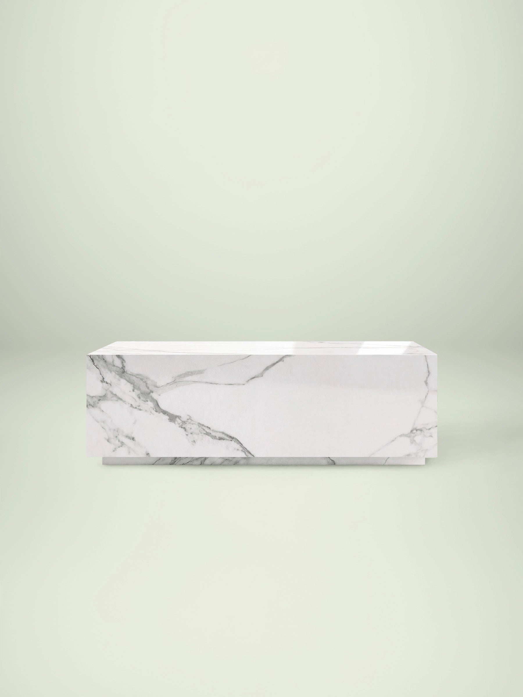 Frontale Studioaufnahme des Madena Couchtischs von Menelame aus weißem Calacatta Marmor. Das minimalistische Design zeigt eine elegante, sanfte graue Äderung auf strahlend weißem Grund.