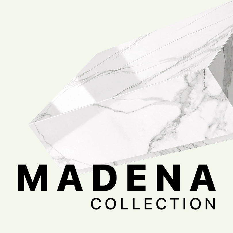 Werbegrafik für den Madena Couchtisch von Menelame aus Calacatta White Marmor. Das Bild zeigt eine Nahaufnahme der eleganten, hellen Marmorfläche mit dezenten grauen Adern vor dem Markenschriftzug.