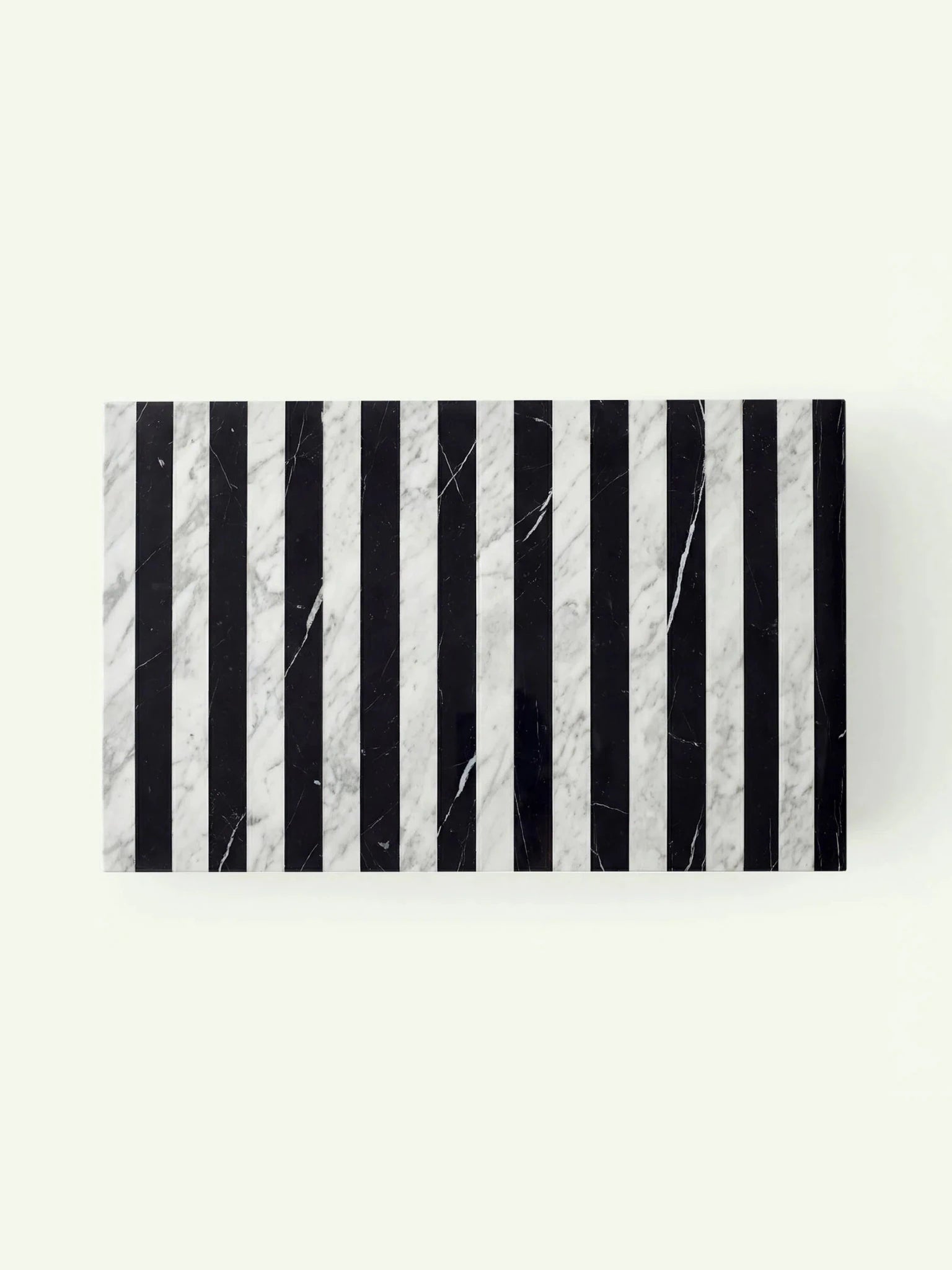 Draufsicht auf den Madena Marmor-Couchtisch im Zebra-Look. Die Vogelperspektive zeigt das gleichmäßige Muster aus Carrara White und Nero Marquina Streifen, die eine dynamische, rechteckige Oberfläche bilden.