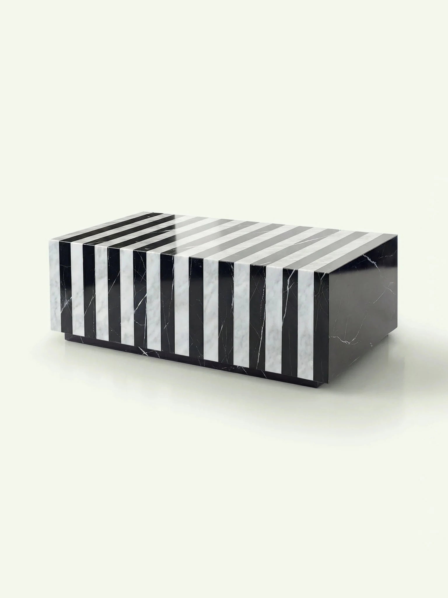 Eine perspektivische 3D-Darstellung des Madena Couchtischs. Das Bild zeigt das nahtlose Streifenmuster, das über die Oberseite und die Seitenwände des massiven Marmortischs verläuft.