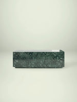 Frontalansicht des Madena Couchtischs von Menelame aus dunkelgrünem Verde Guatemala Marmor. Das massive, rechteckige Design präsentiert die charakteristische, waldgrüne Textur mit ihren feinen, dunklen Verästelungen.