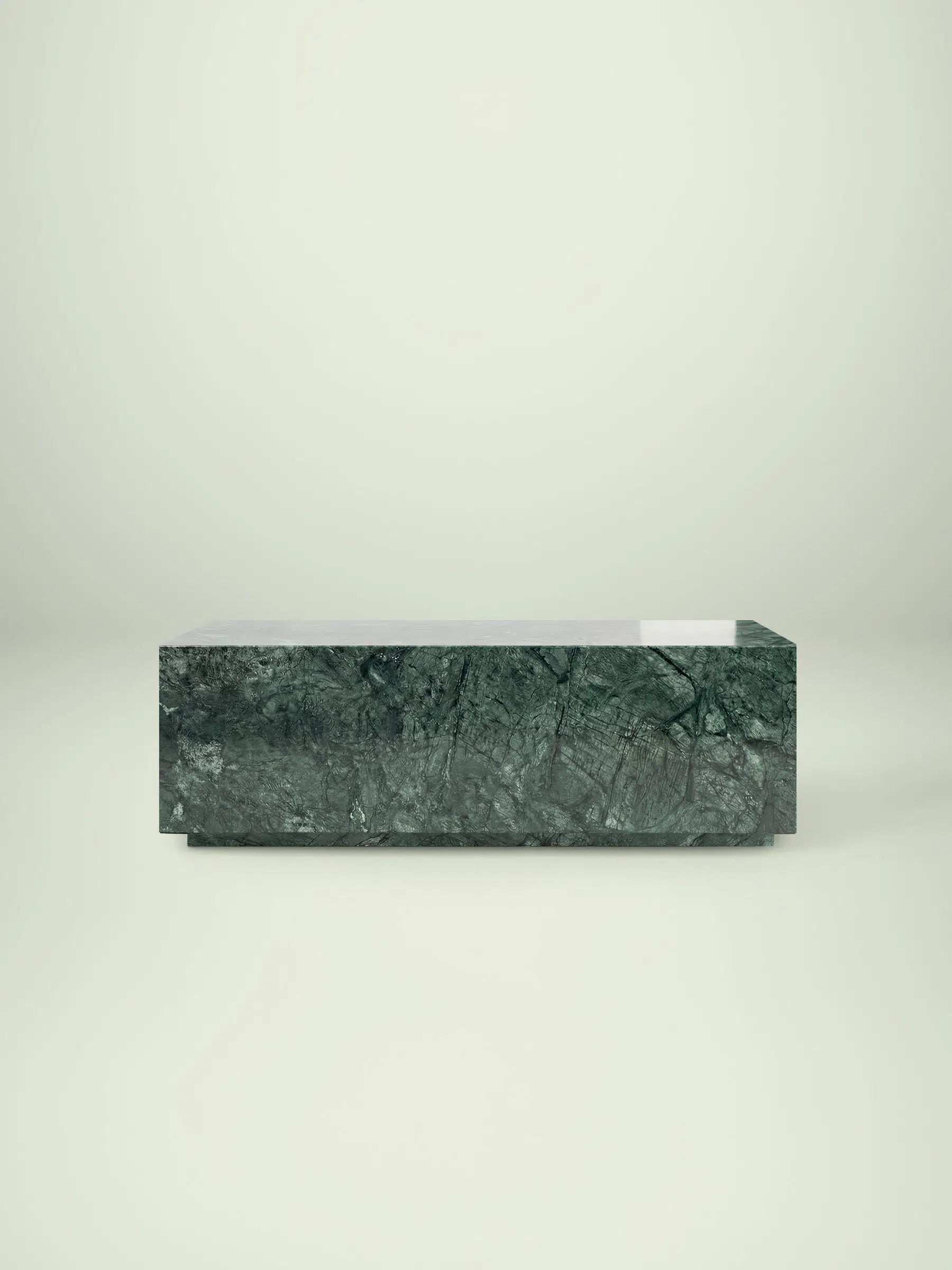 Frontalansicht des Madena Couchtischs von Menelame aus dunkelgrünem Verde Guatemala Marmor. Das massive, rechteckige Design präsentiert die charakteristische, waldgrüne Textur mit ihren feinen, dunklen Verästelungen.