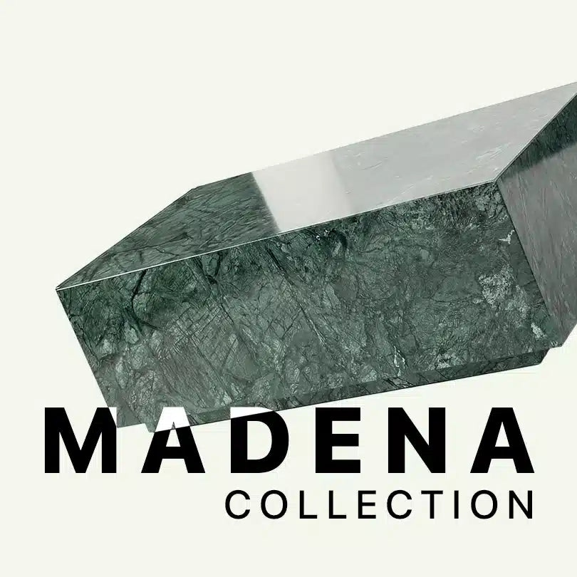 Werbegrafik für die Madena Collection von Menelame. Zu sehen ist eine Detailansicht des massiven Couchtischs aus waldgrünem Verde Guatemala Marmor mit seiner dichten, dunklen Äderung vor dem Markenschriftzug.