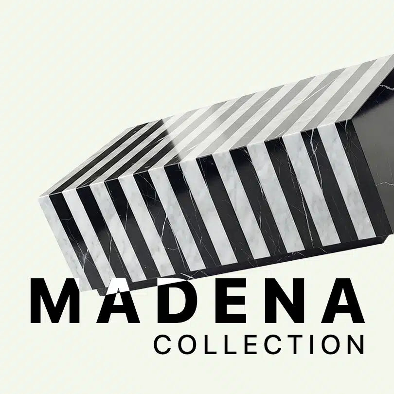 Werbegrafik für den Madena Couchtisch in der Zebra-Edition. Zu sehen ist das auffällige Streifendesign aus abwechselnden Schichten von weißem Carrara und schwarzem Nero Marquina Marmor vor dem Markenschriftzug.