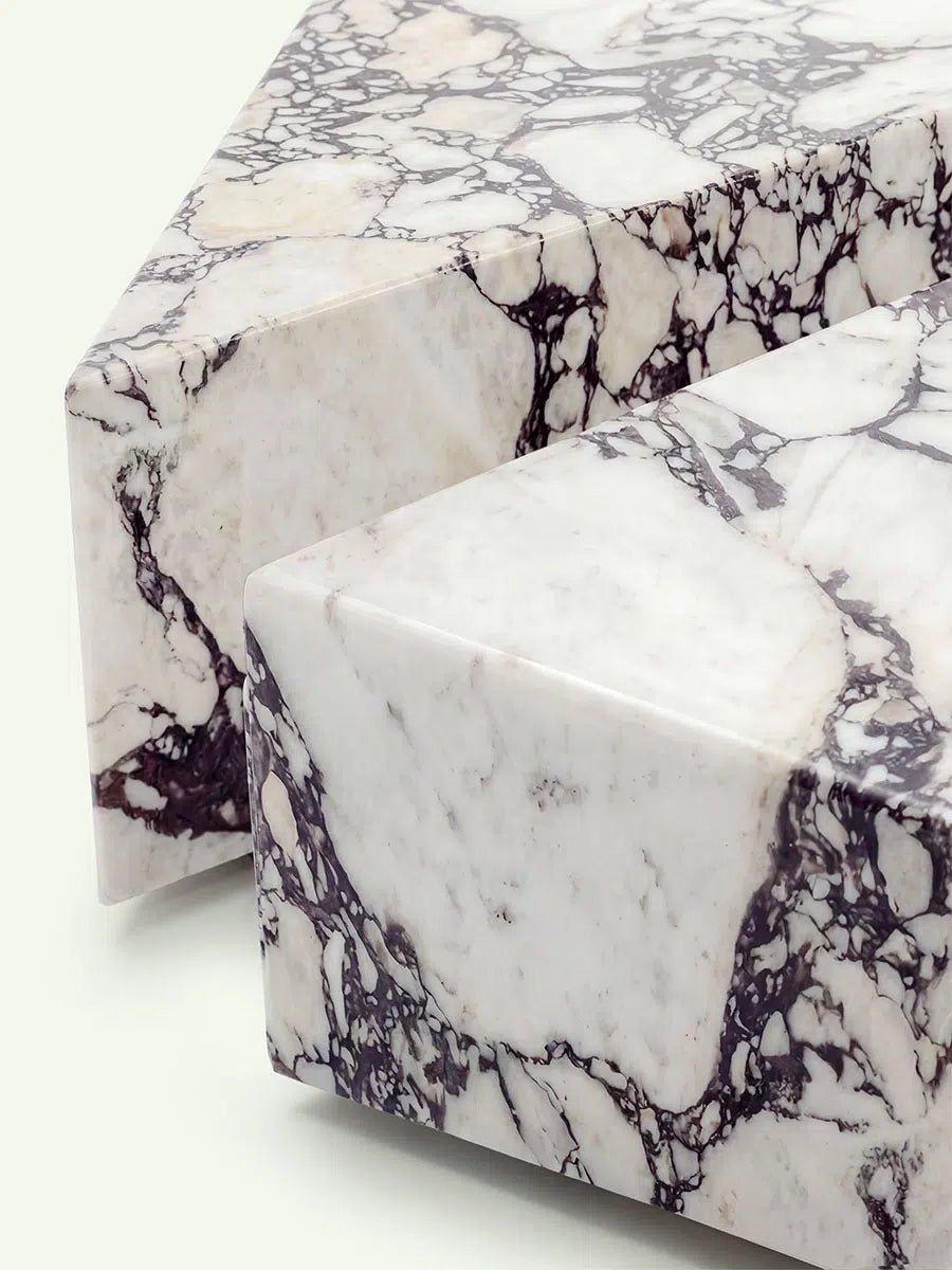 Detailaufnahme der Kanten und Oberflächenstruktur des Sokala Couchtischs. Die Nahaufnahme zeigt die hochwertige Verarbeitung und die intensive, weinrote bis violette Äderung des Calacatta Viola Marmors.