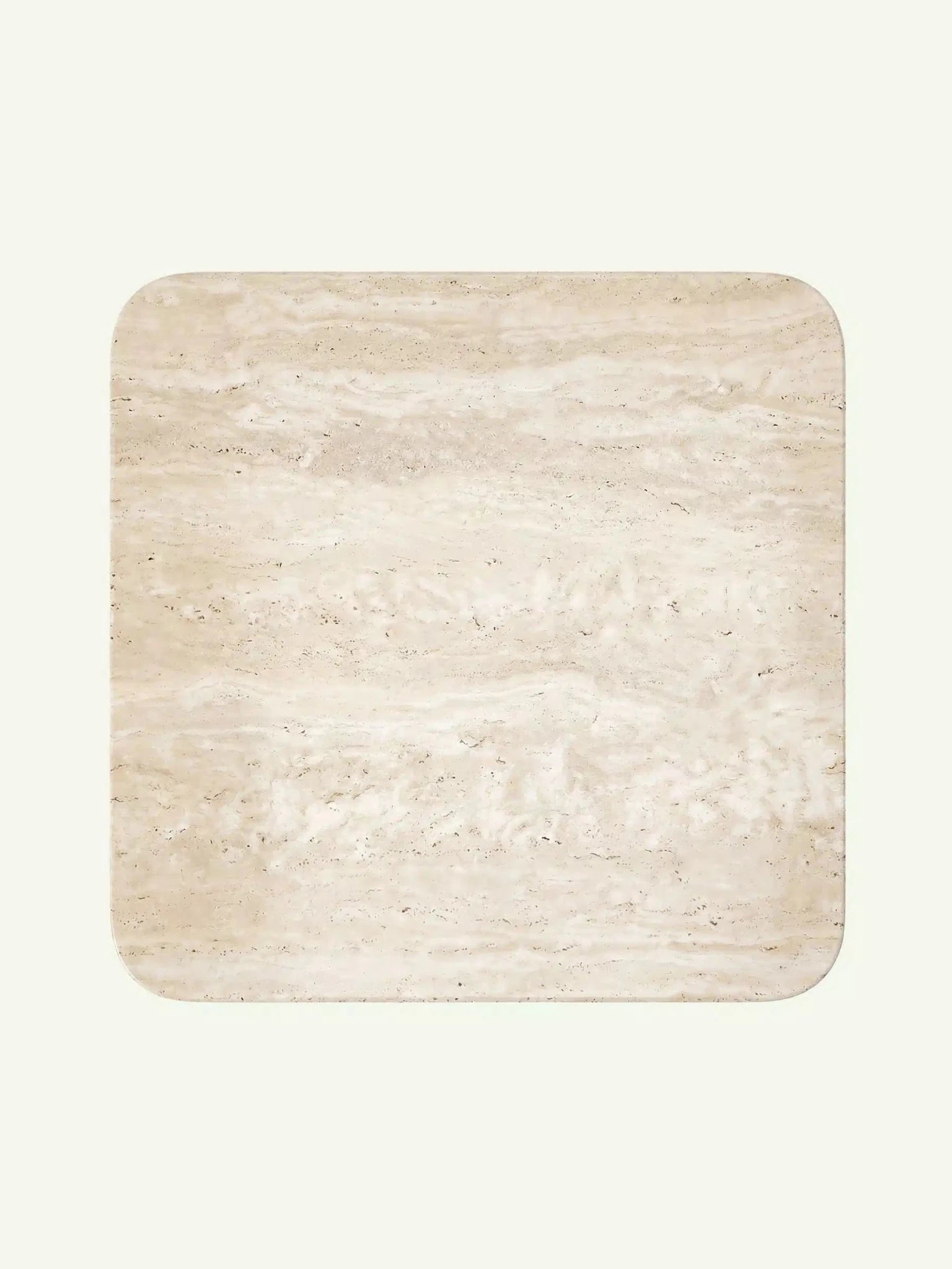 Draufsicht auf den quadratischen Kutio Couchtisch aus beigem Travertin. Die Vogelperspektive zeigt die natürliche, wolkenartige Maserung und die sanfte Textur des geschliffenen Natursteins über die gesamte Tischfläche.