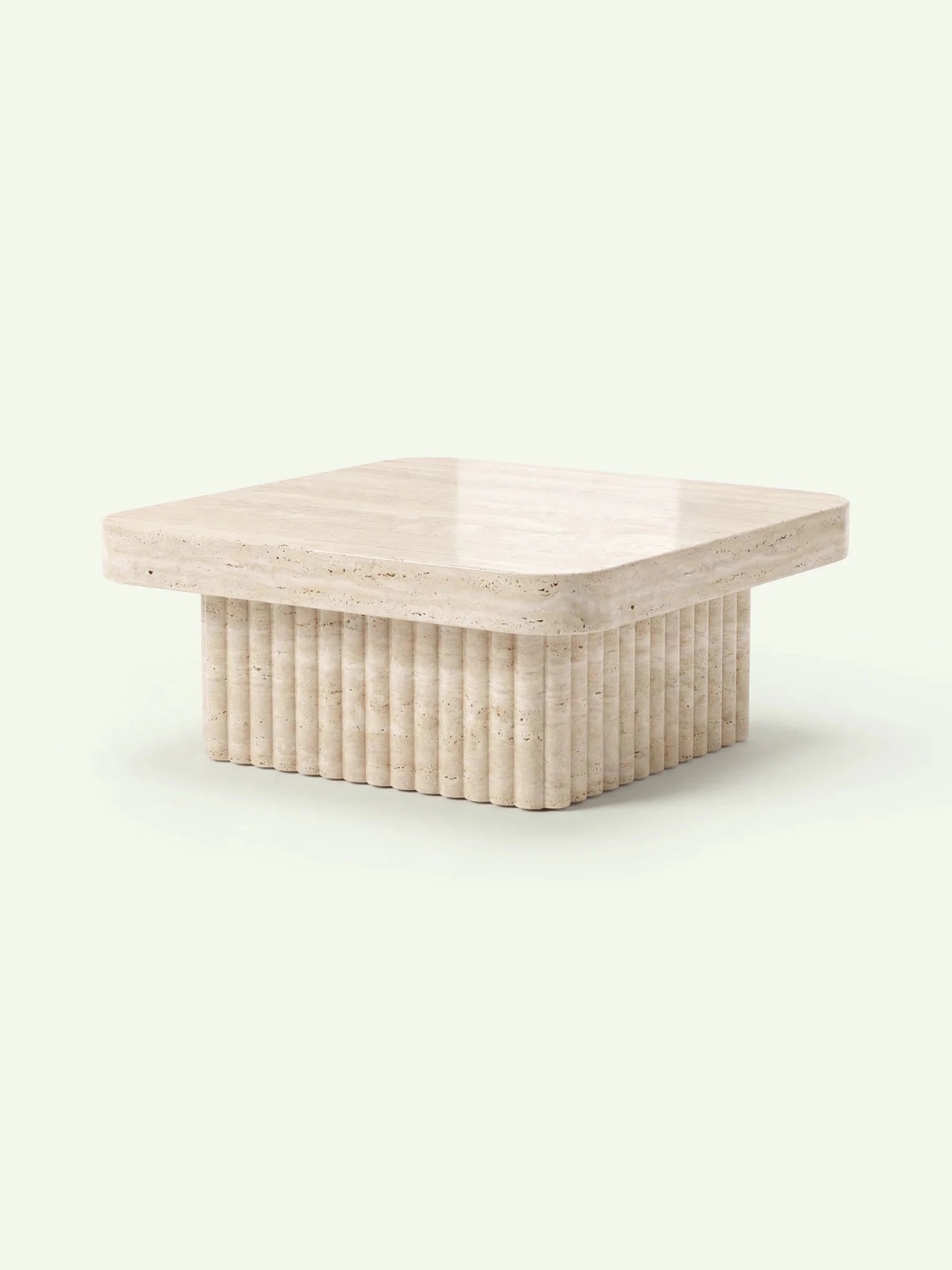 Eine perspektivische 3D-Ansicht des Kutio Couchtischs aus beigem Travertin. Das Bild verdeutlicht die quadratische Grundform und das harmonische Zusammenspiel zwischen der glatten Steinoberfläche und dem vertikal kannelierten Unterbau.
