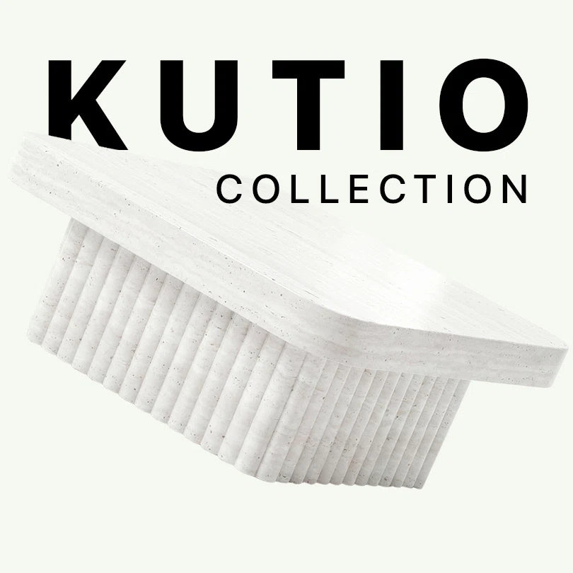 Werbegrafik für die Kutio Collection von Menelame. Zu sehen ist eine Detailansicht des massiven Couchtischs aus super weißem Travertin, der durch seine geriffelte Basis und die großzügige Tischplatte mit abgerundeten Ecken besticht.