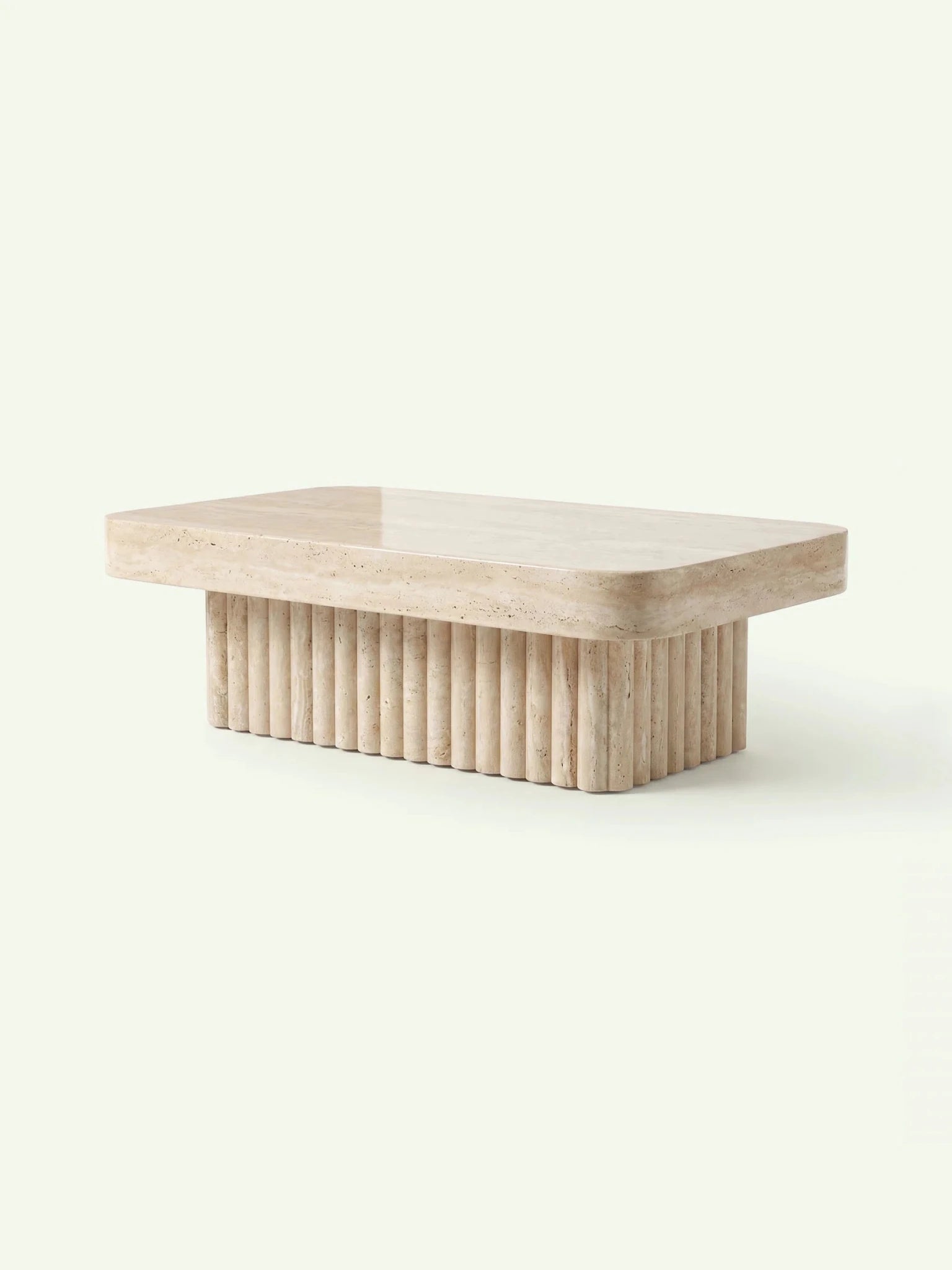 Perspektivische 3D-Ansicht des Kutiu Couchtischs aus Travertin. Das Bild zeigt die harmonische Kombination aus der glatt polierten Oberfläche und dem strukturierten Unterbau des beigen Steintischs.