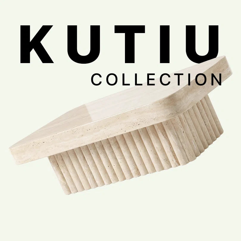 Werbegrafik für den rechteckigen Kutiu Couchtisch von Menelame. Das Bild zeigt eine Nahaufnahme der sandfarbenen Travertin-Textur und der markant geriffelten Basis unter dem "Kutiu Collection" Schriftzug.