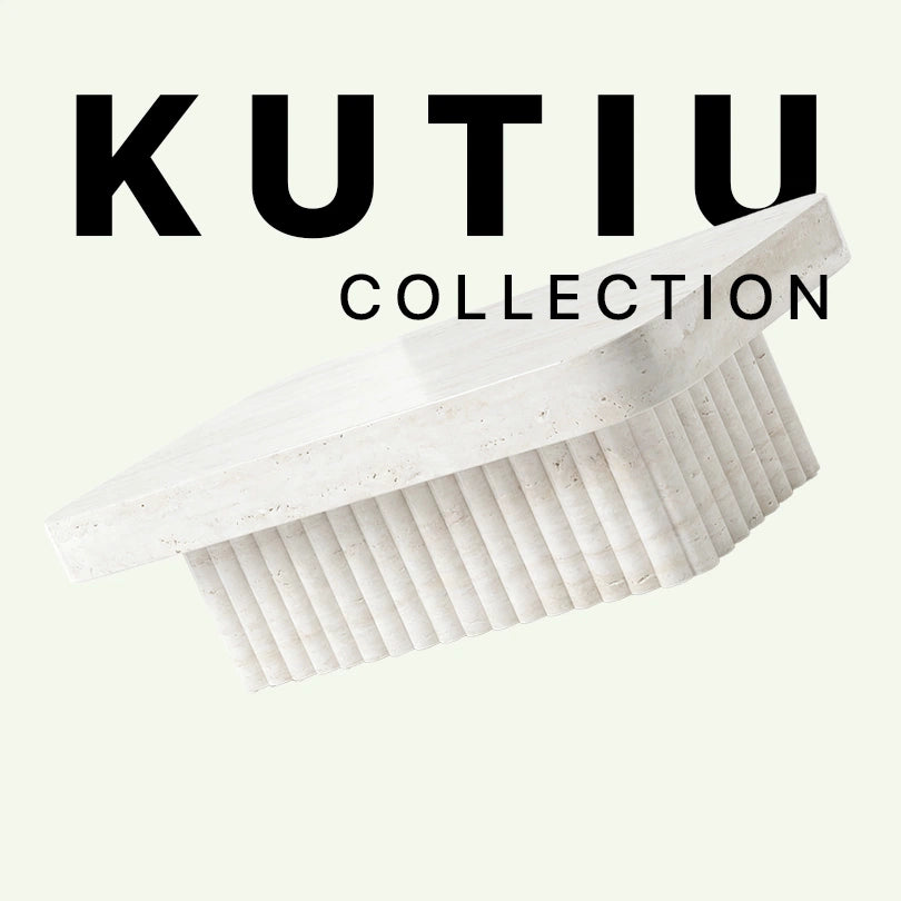 Werbegrafik für den rechteckigen Kutiu Couchtisch von Menelame. Das Bild zeigt das skulpturale Design aus super weißem Travertin mit seiner geriffelten Basis und der massiven Tischplatte vor dem „Kutiu Collection“ Schriftzug.
