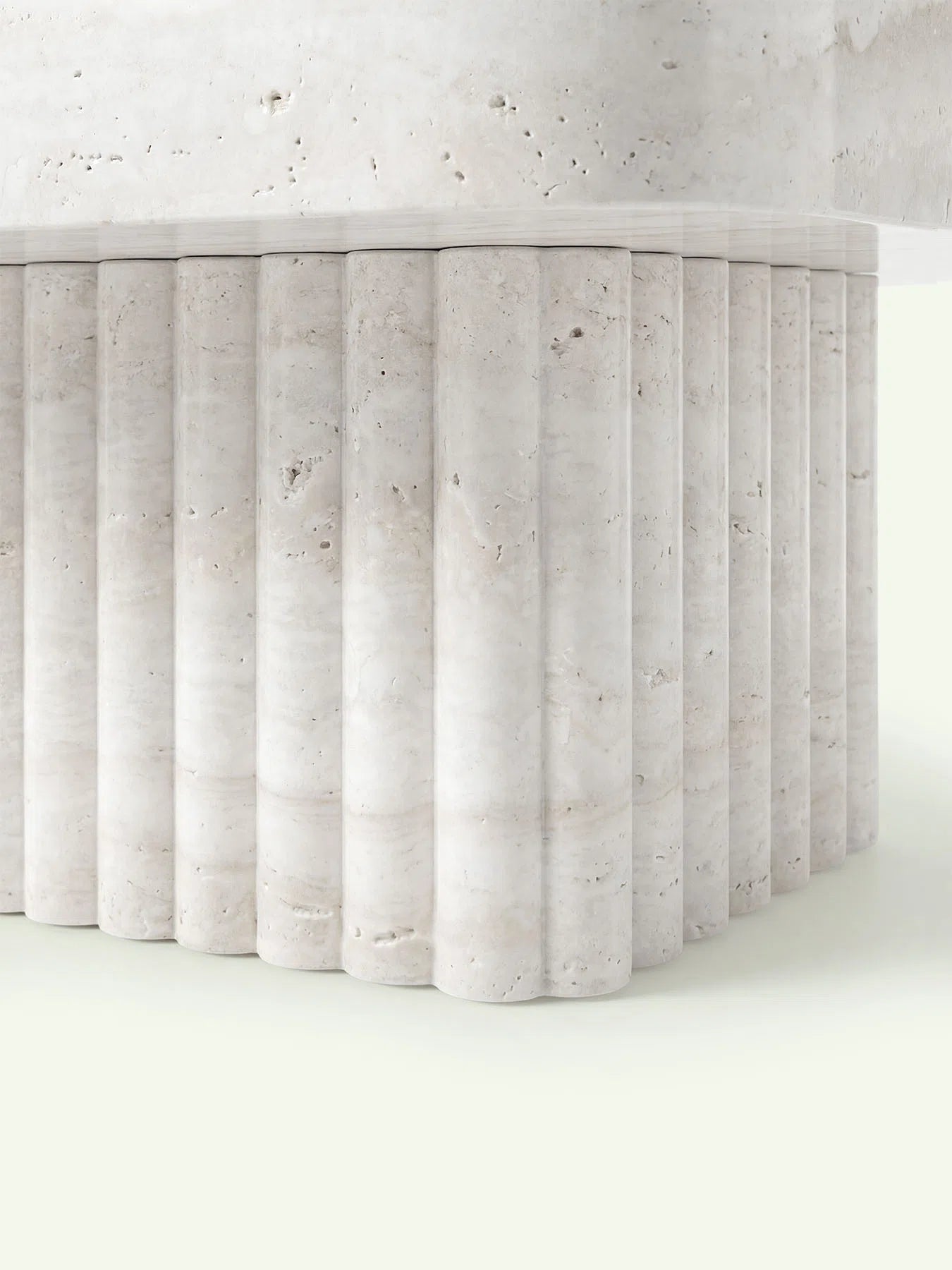 Detailaufnahme der kannelierten Oberfläche am Sockel des Couchtischs Kutiu zur Darstellung der handwerklichen Präzision im Travertin.