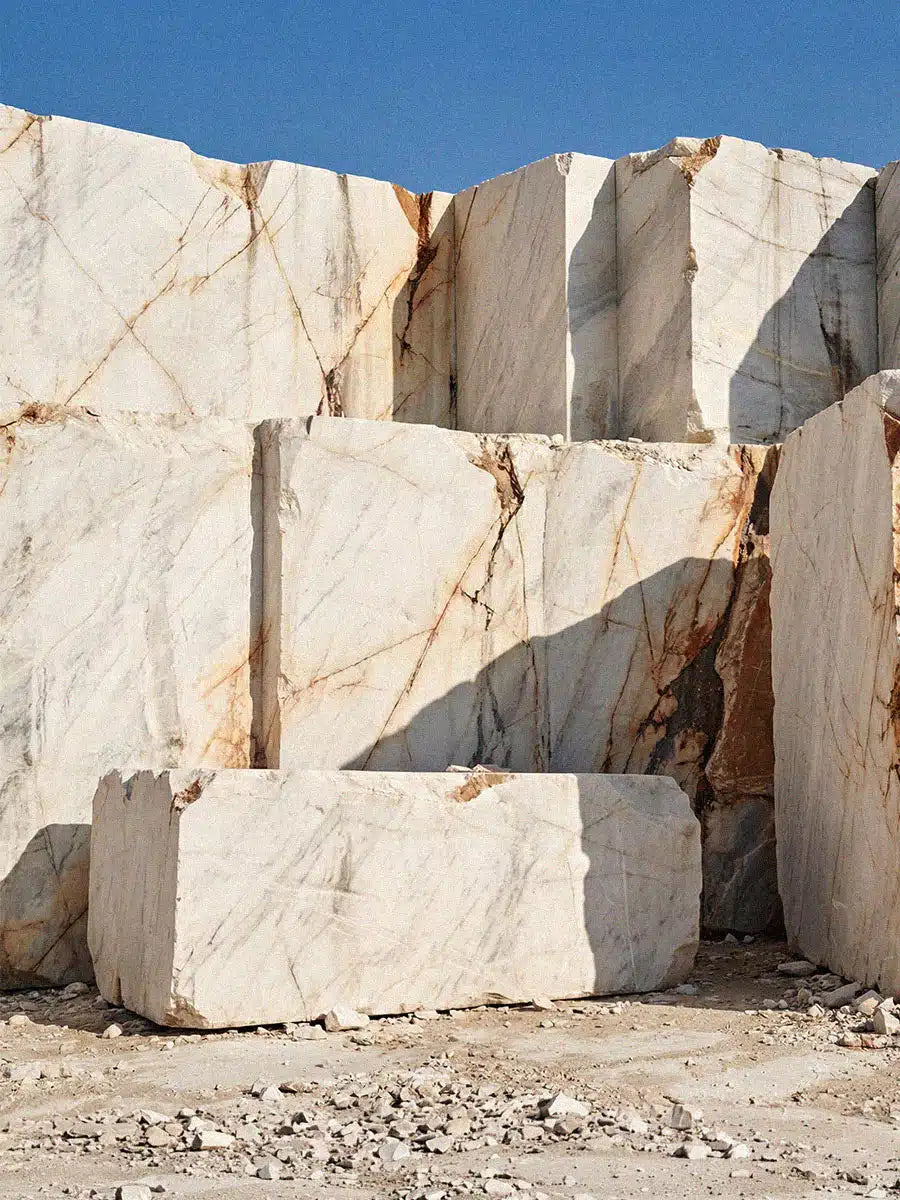 Massive Natursteinblöcke im Steinbruch als Ursprung für exklusive Menelamé Marmortische. Höchste Rohstoffqualität für edles Interieur-Design.