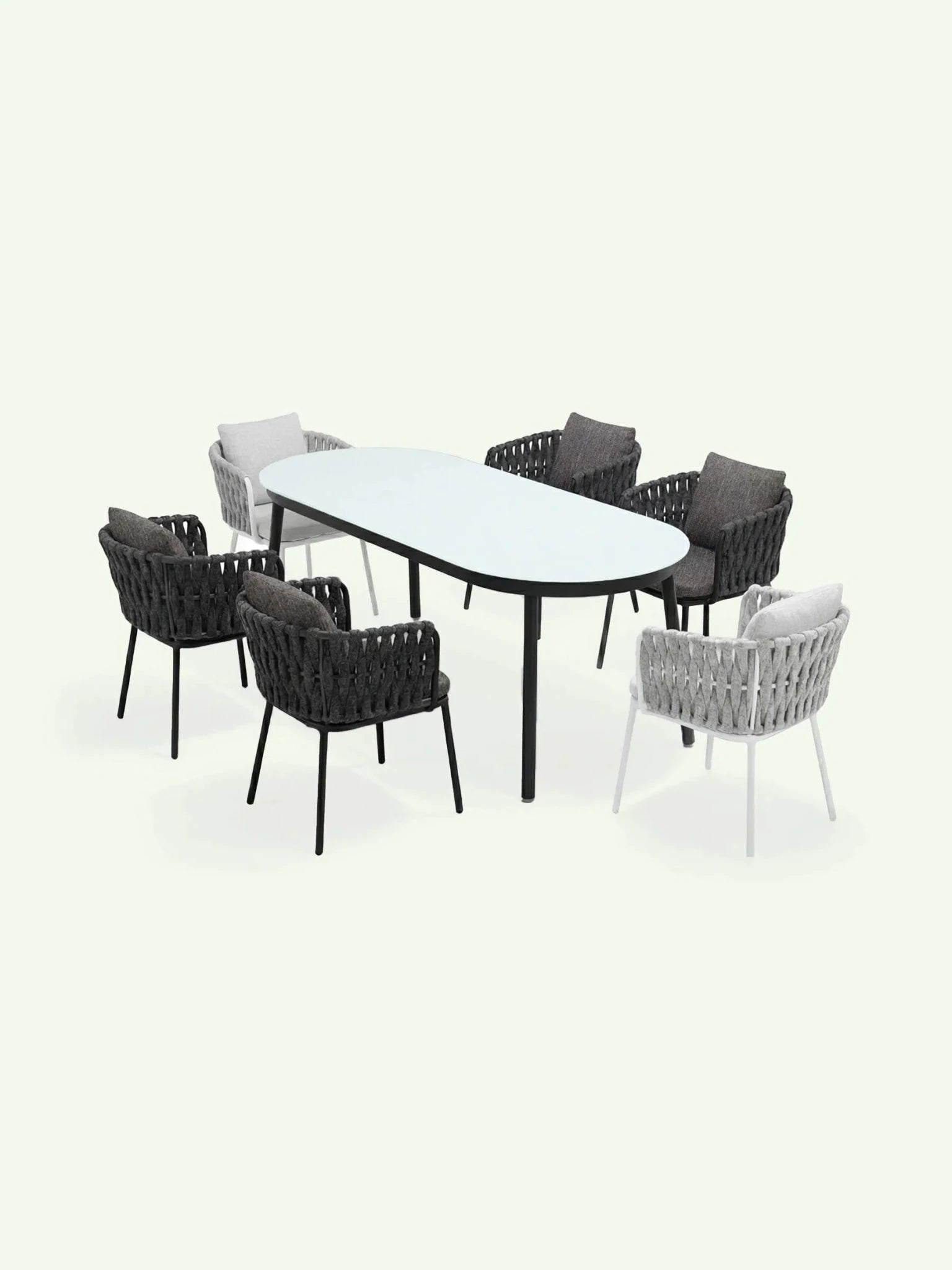 Menelamé Outdoor-Essgruppe Agom bestehend aus einem ovalen Tisch und Design-Stühlen mit markanter Seil-Flechtung.