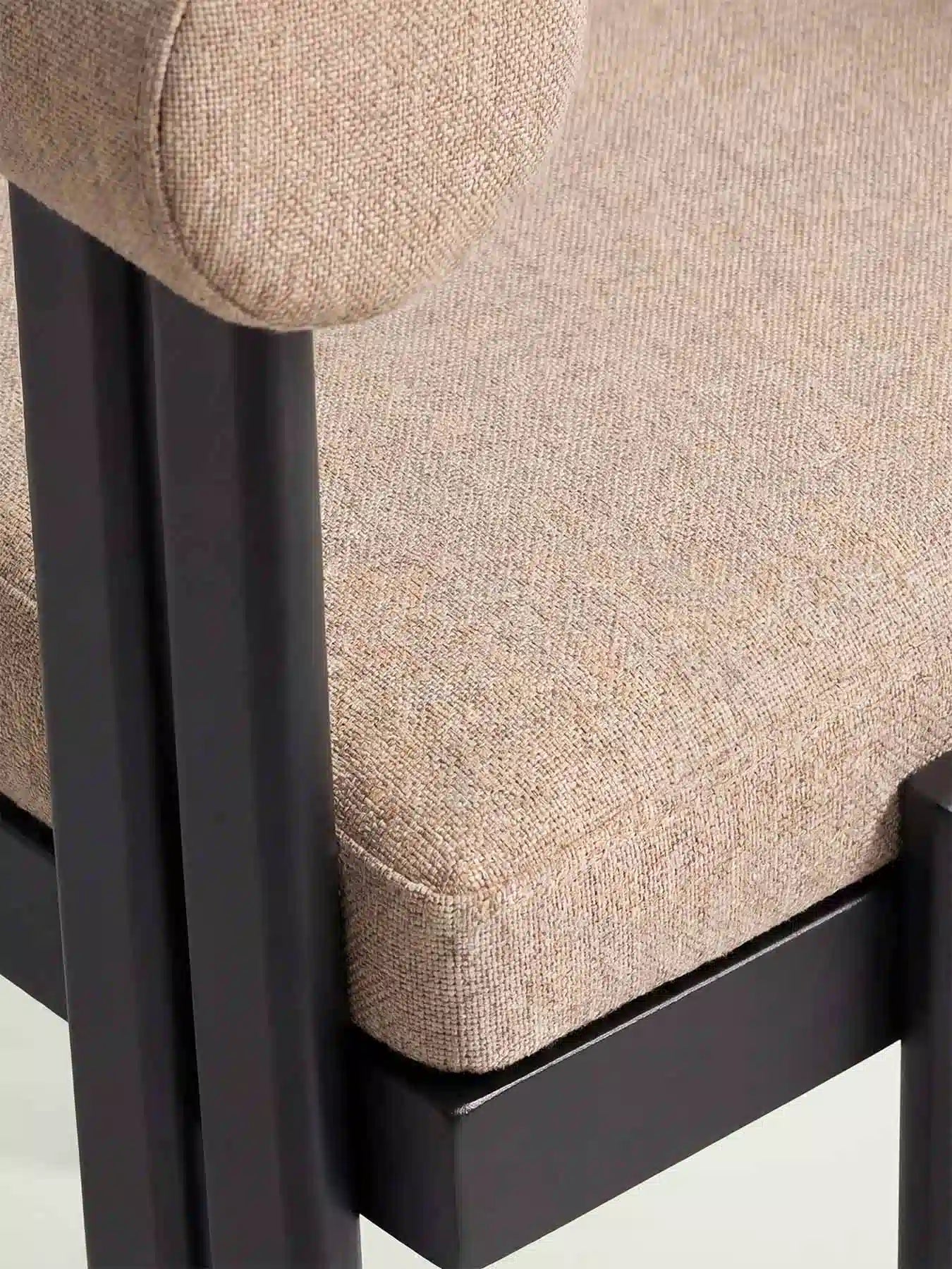 Detailaufnahme Menelamé Kilim: Melierter Olefin-Stoff Damasti Wüstensand und schwarzes Aluminium-Profil.