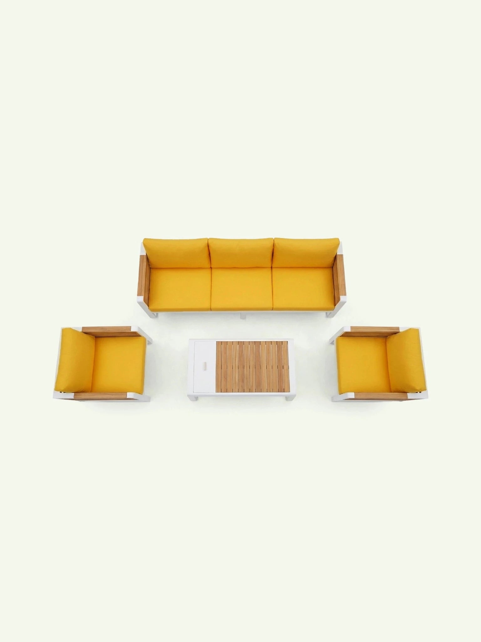 Vogelperspektive der Menelamé Balin Lounge-Gruppe, Darstellung der Teak-Tischplatte und der honiggelben Sitzpolsteranordnung.