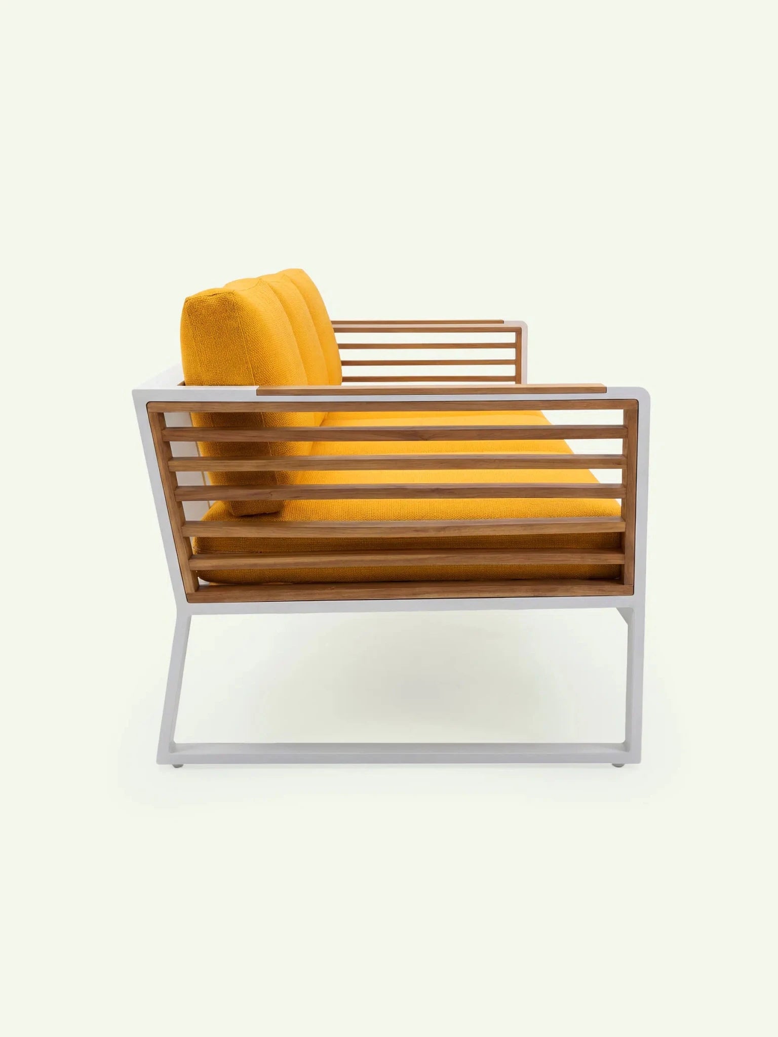 Seitenprofil des Menelamé Balin Outdoor-Sofas, Fokus auf die ergonomische Neigung und die dekorativen Teakholz-Lamellen.