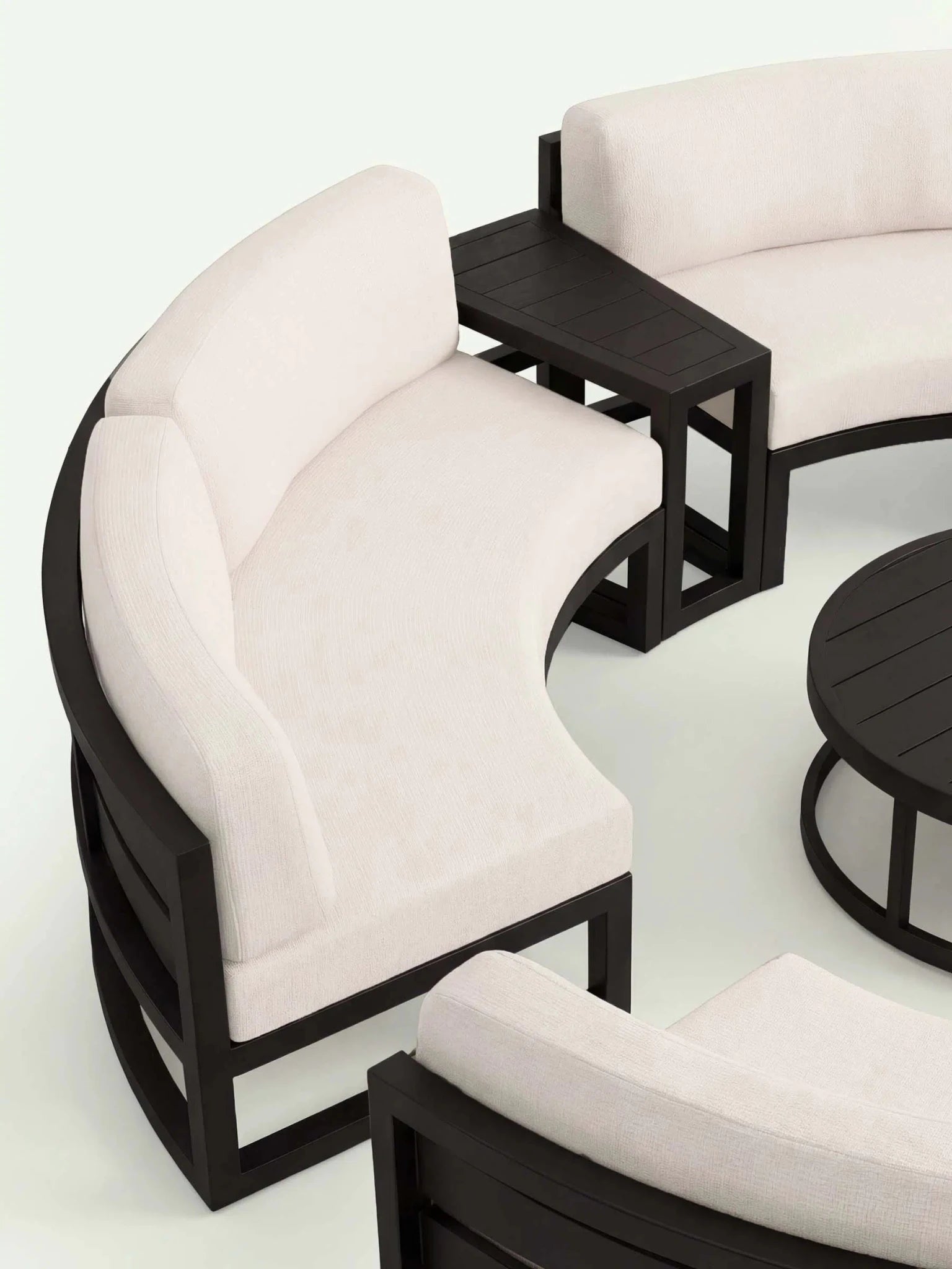 Detailaufnahme Menelamé Bresa: Nahaufnahme der cremeweißen Polsterung und des eleganten schwarzen Aluminiumgestells.