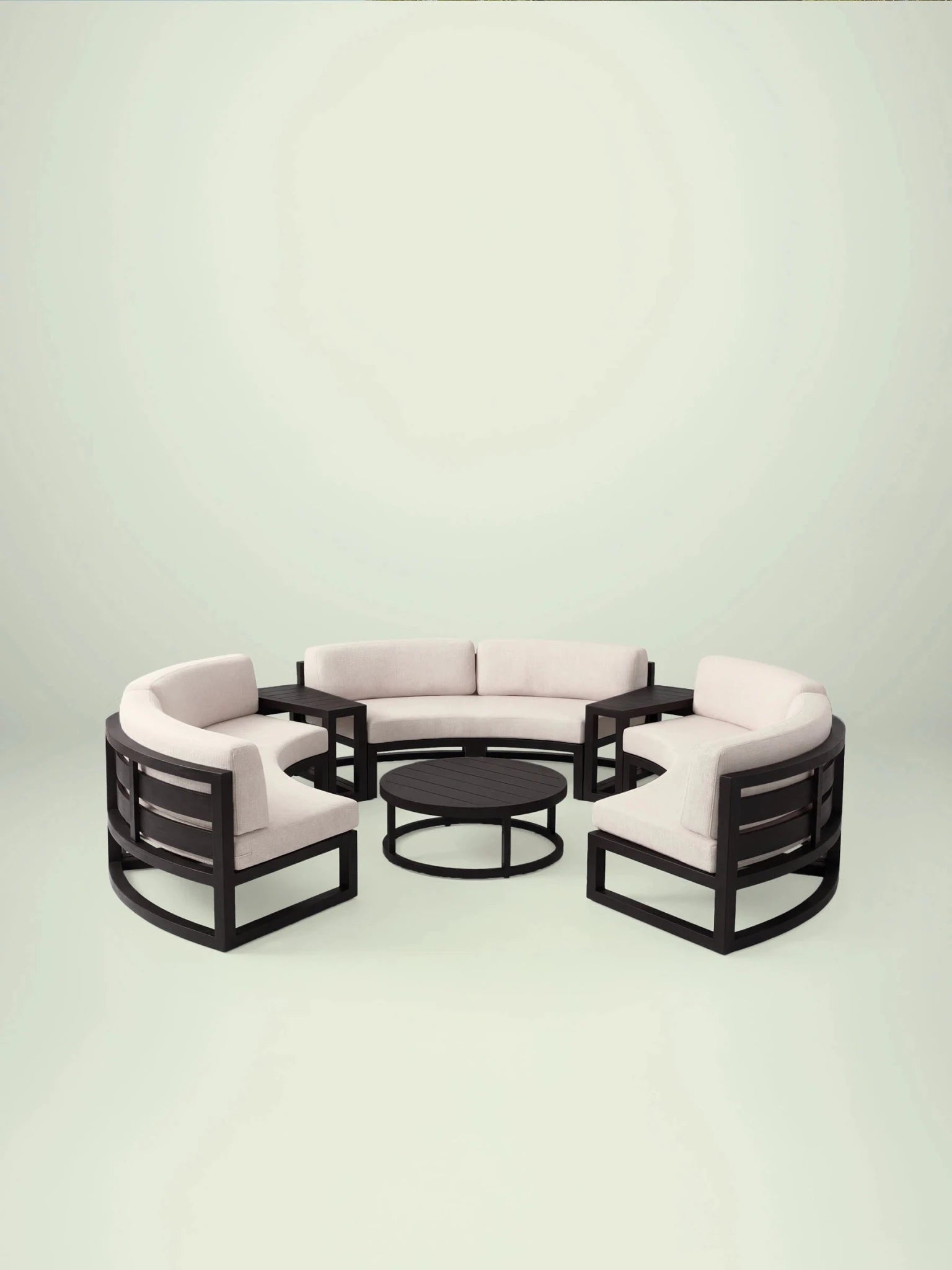 Menelamé Garten-Lounge Bresa: Rundes Set aus schwarzem Aluminium mit cremeweißen Olefin-Polstern und integrierten Ablagetischen.