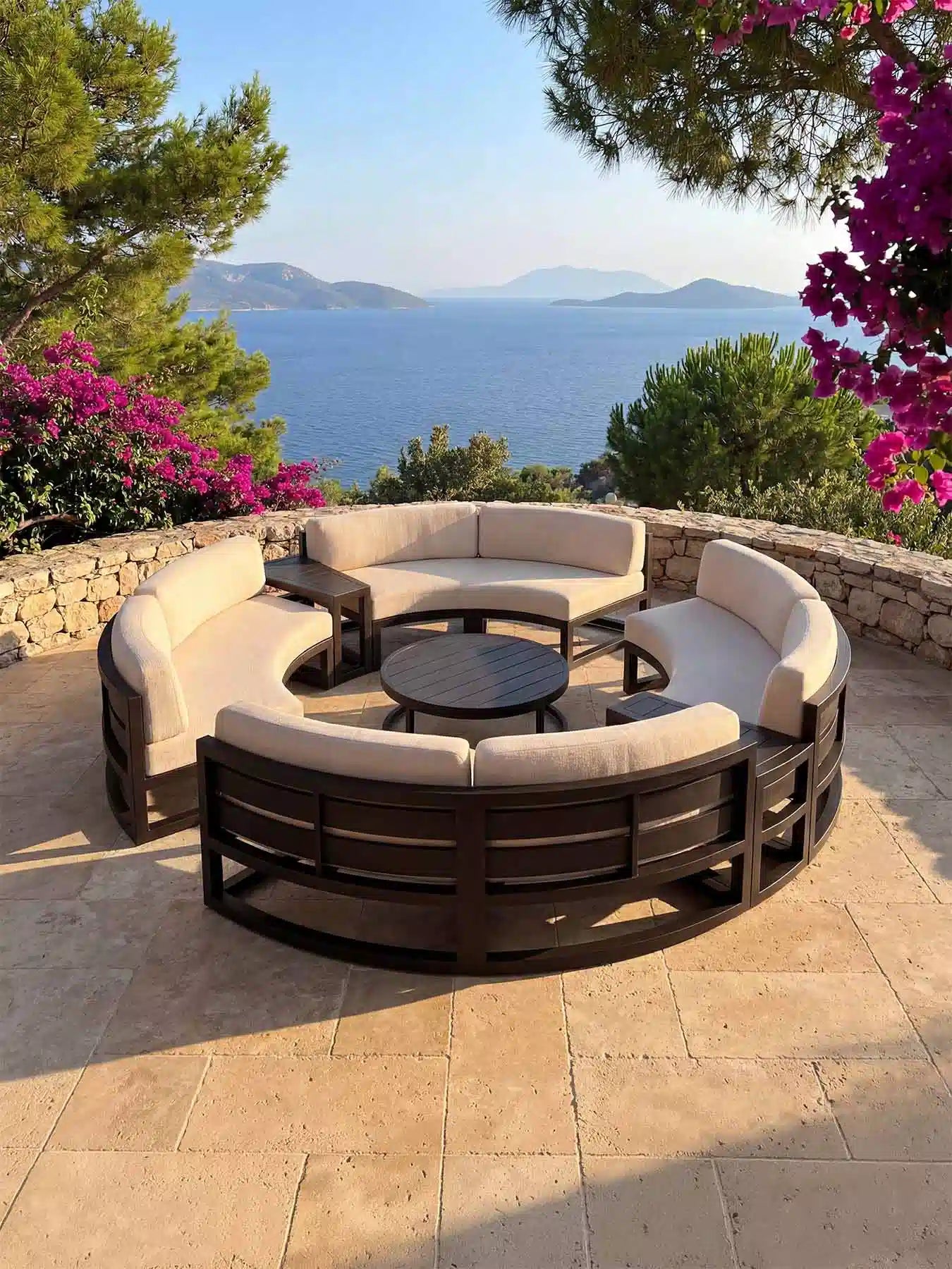Luxuriöse Menelamé Bresa Lounge auf einer Terrasse mit Meerblick, Kombination aus schwarzem Metall und hellen Polstern.