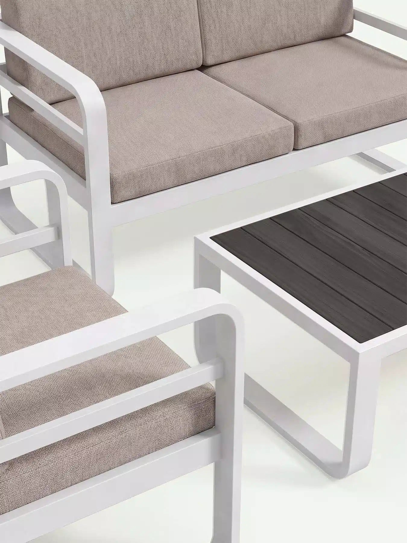 Detailaufnahme Menelamé Gurma: Hochwertiger wolkengrauer Olefin-Stoff trifft auf weißes Aluminium und dunkles Teakholz.