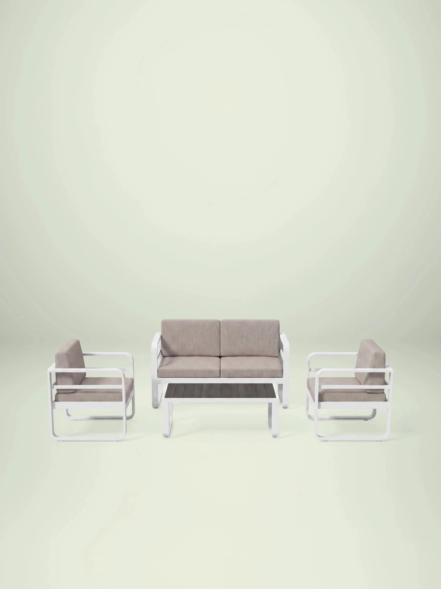 Menelamé Garten-Lounge-Set Gurma: Weißes Aluminium-Sofa und Sessel mit wolkengrauen Olefin-Polstern und Teakholz-Couchtisch.