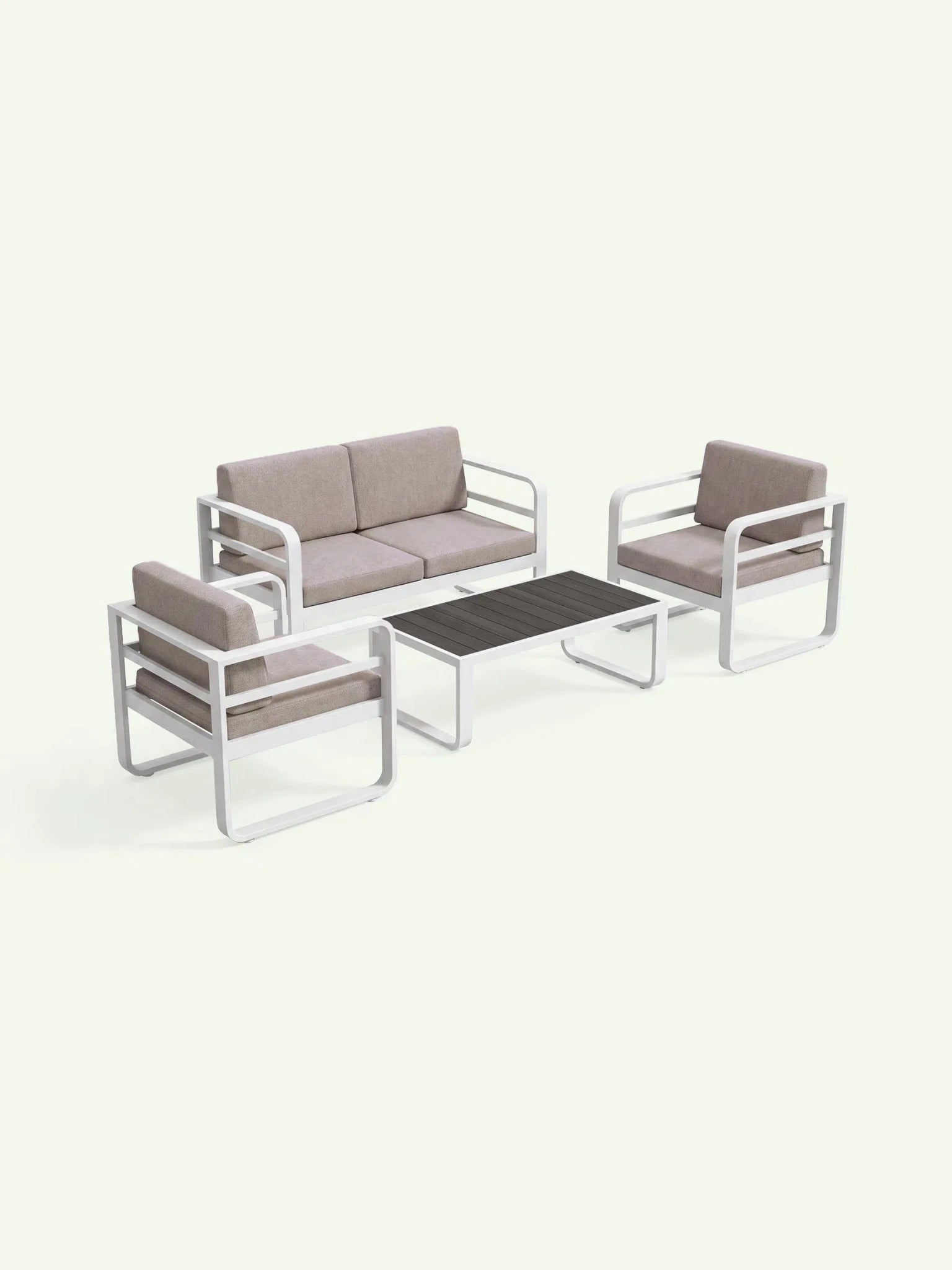 Perspektivische Ansicht der Menelamé Lounge Gurma, 4-teilige Outdoor-Sitzgruppe aus Aluminium, Teak und wetterfestem Olefin.