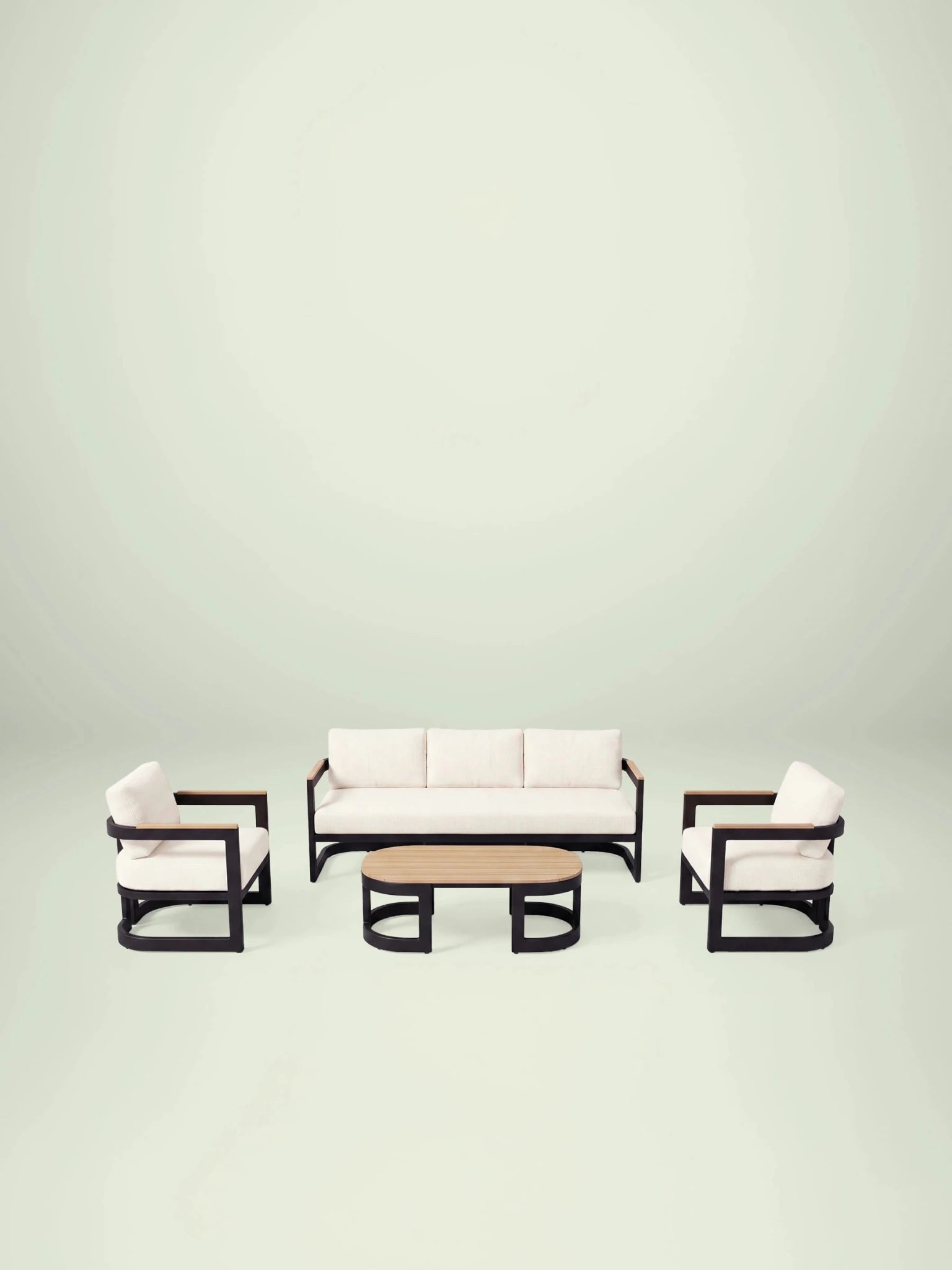 Menelamé Garten-Lounge Holla: Designer-Set aus schwarzem Aluminium mit Teak-Akzenten und schneeweißen Olefin-Polstern.