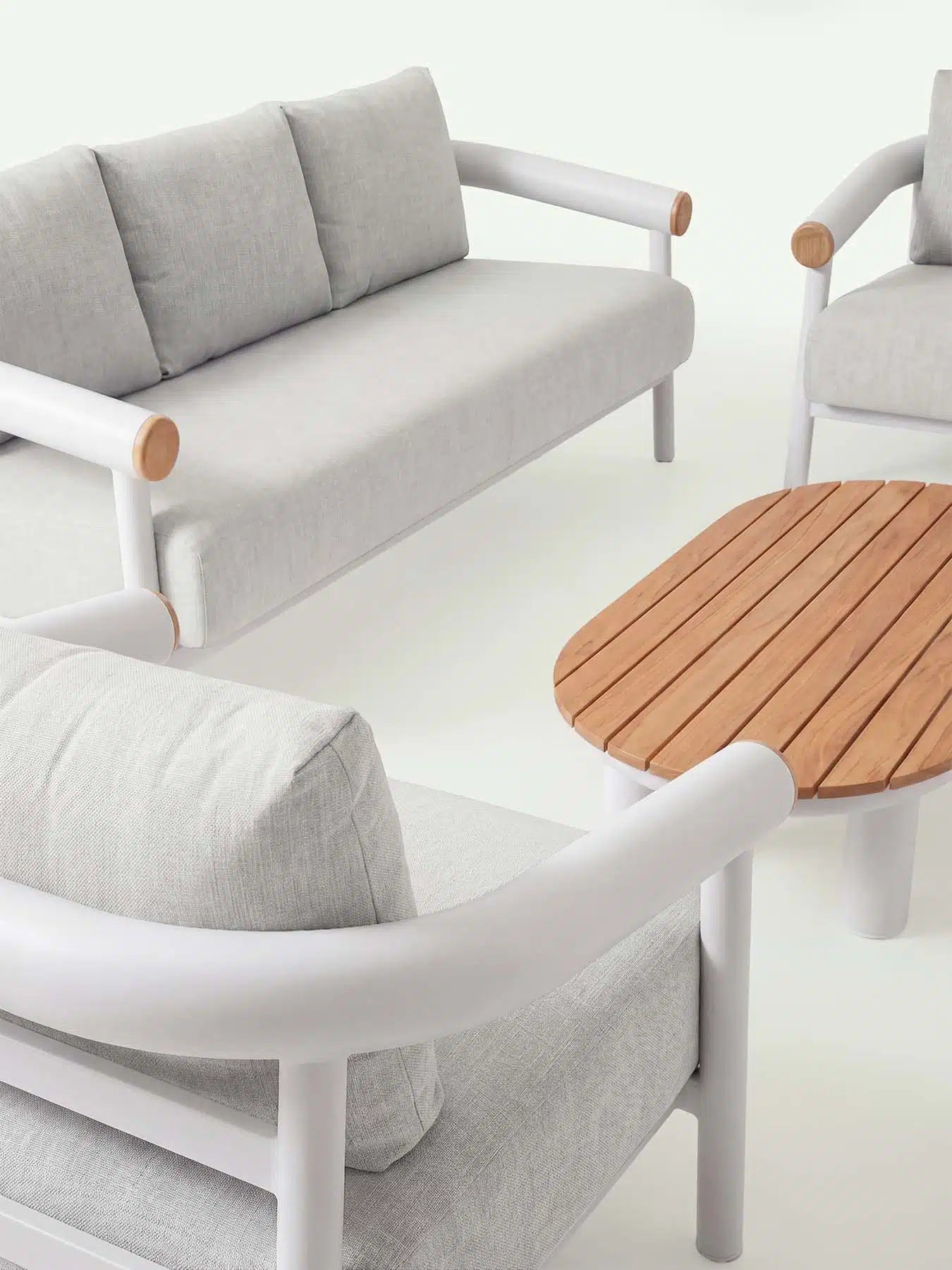 Detailaufnahme Menelamé Kanunu: Weißes Aluminium-Gestell, Teak-Akzente und hellgrau melierter Olefin-Stoff.