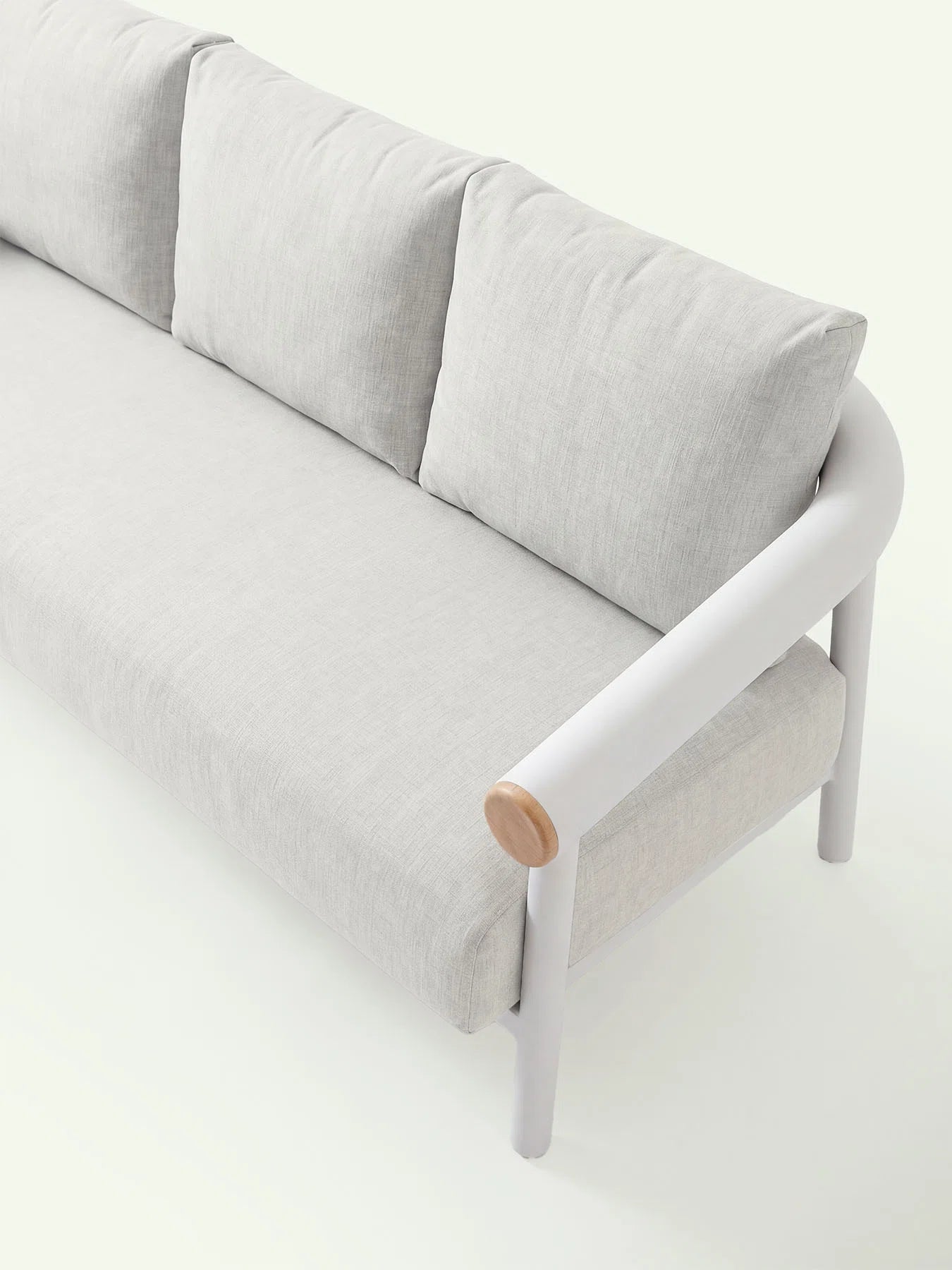Nahaufnahme der Polsterung und des Rahmens vom Menelamé Kanunu Outdoor-Sofa in Hellgrau und Weiß.