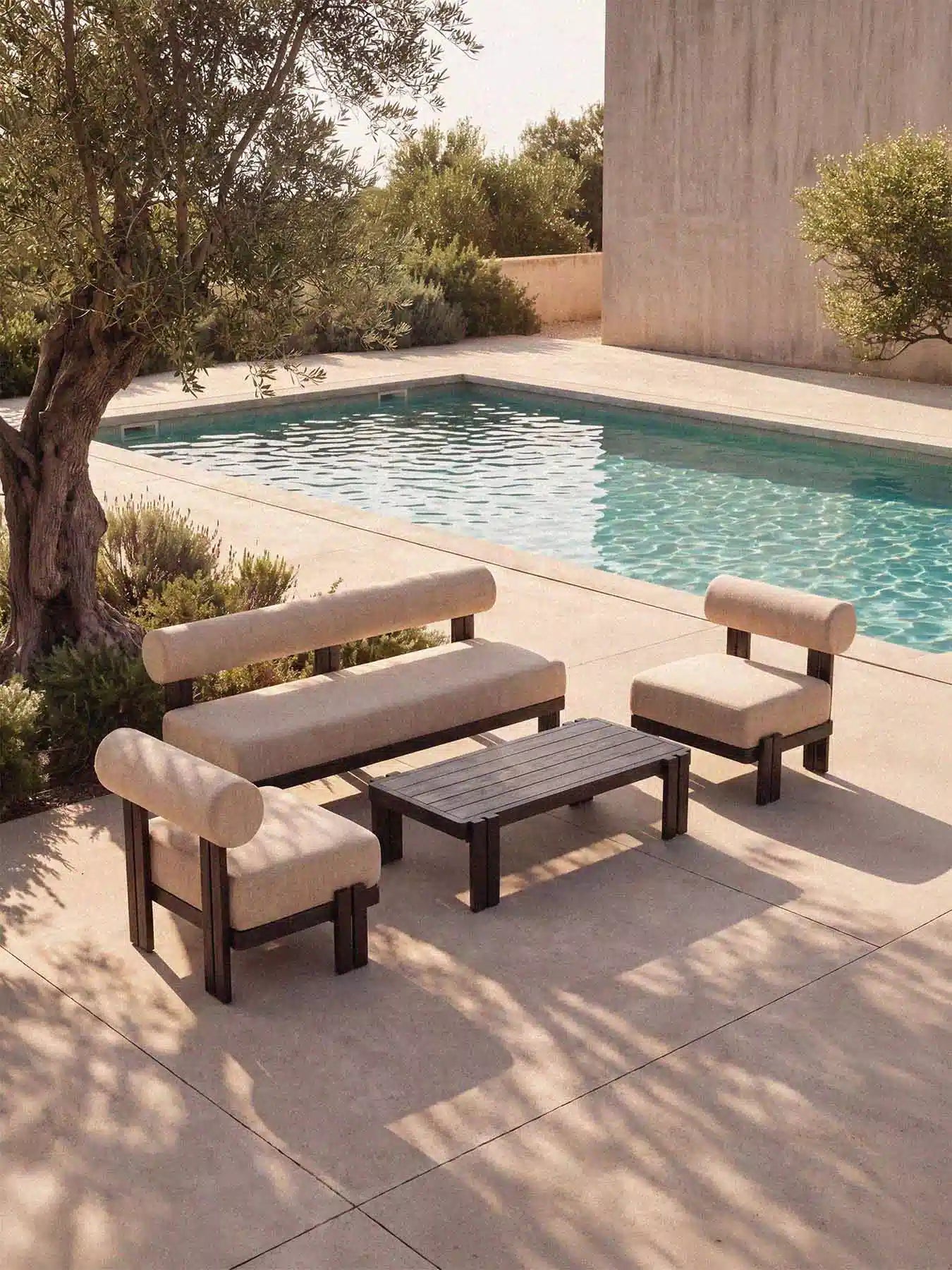 Menelamé Kilim Outdoor-Lounge auf einer Steinterrasse am Pool, luxuriöse Gartenmöbel aus Aluminium und Olefin-Stoff.