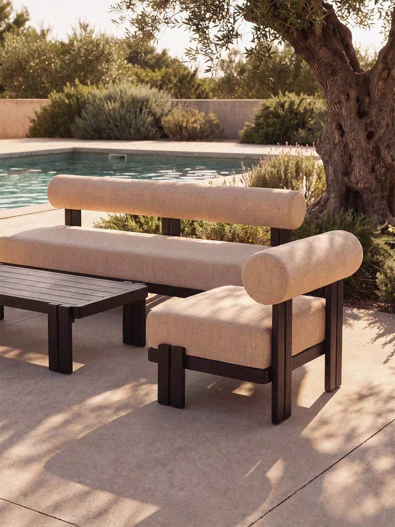 Perspektivische Ansicht der Menelamé Kilim Gartenmöbel, skulpturales Design mit Fokus auf die Rollen-Rückenlehne.