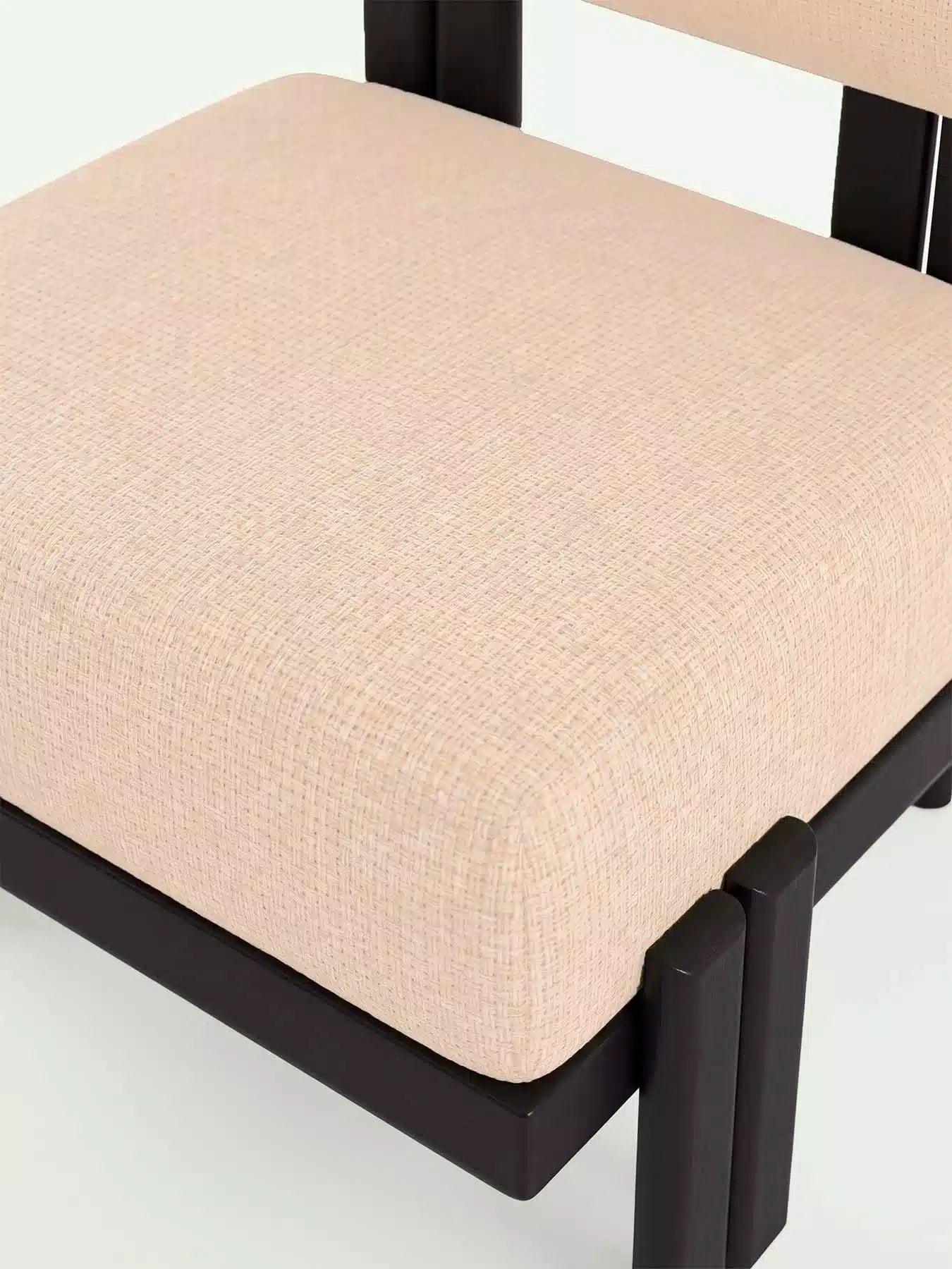 Detailaufnahme der naturbeigen Olefin-Textur und des schwarzen Aluminiumgestells der Menelamé Kilim Serie.