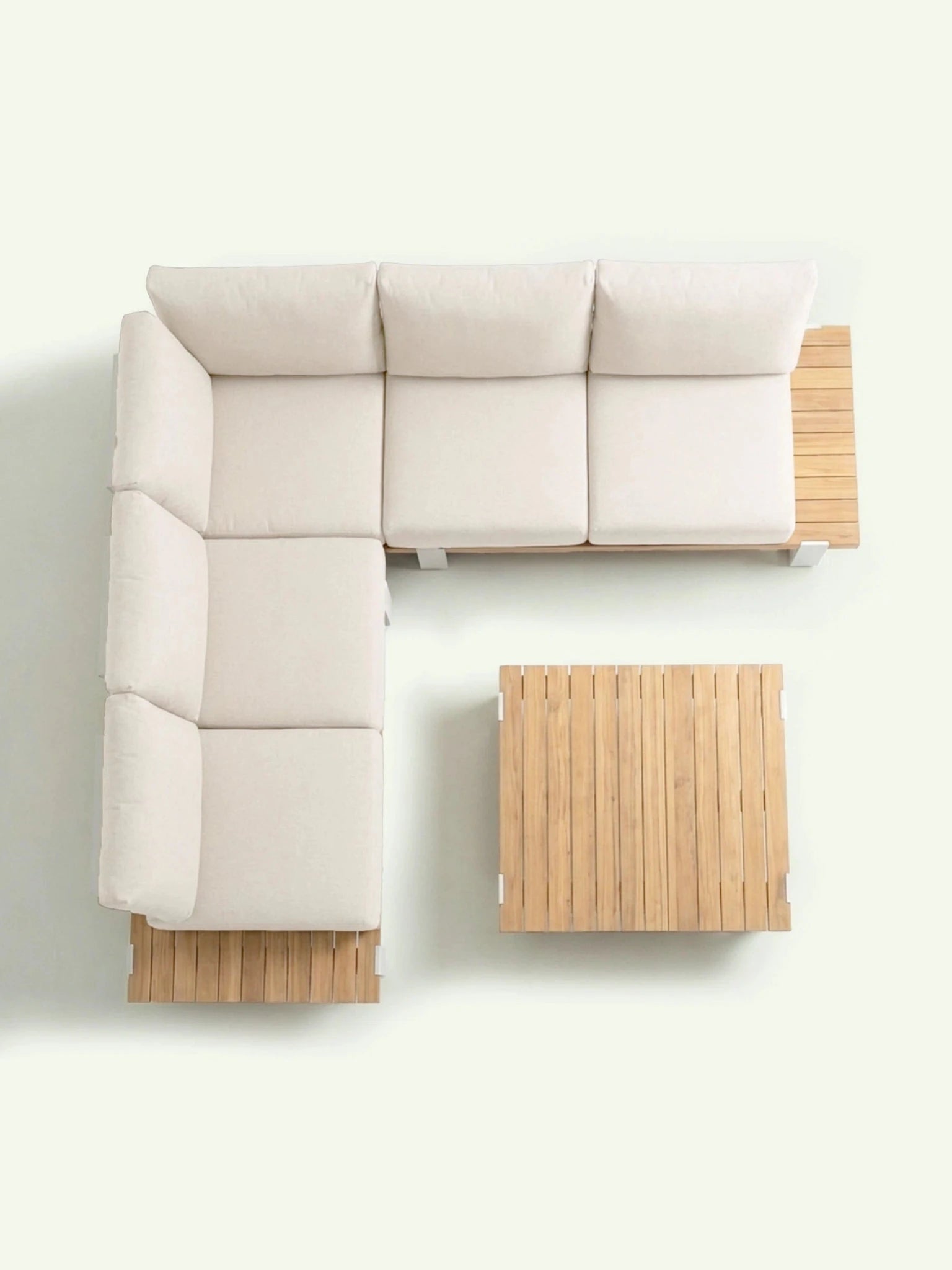 Vogelperspektive der Menelamé Ecklounge Lekra, Darstellung der L-Form und der integrierten Teak-Ablageflächen.