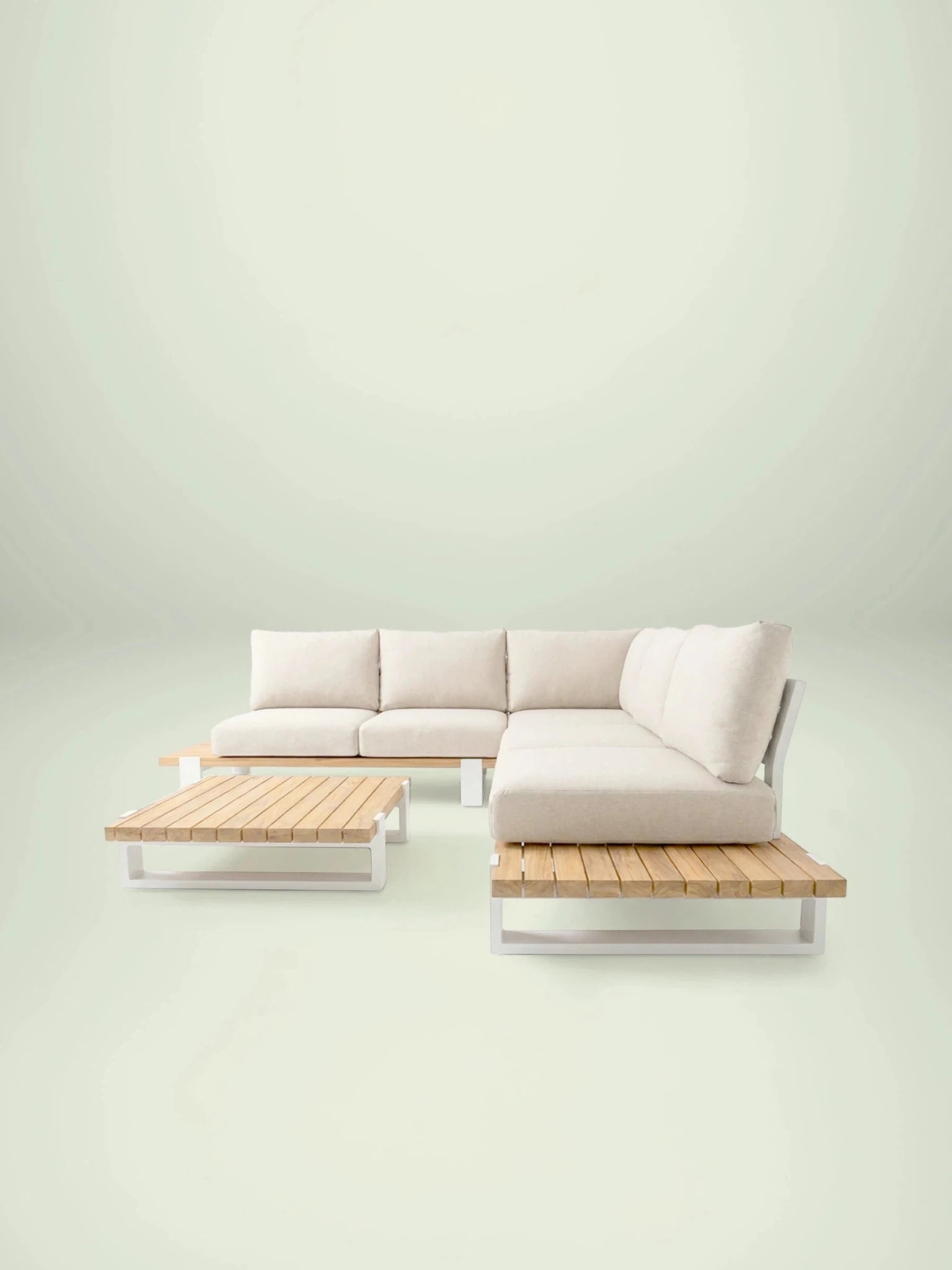 Menelamé Garten-Ecklounge Lekra: Modulares Set aus hellem Teakholz und weißem Aluminium mit cremeweißen Polstern.