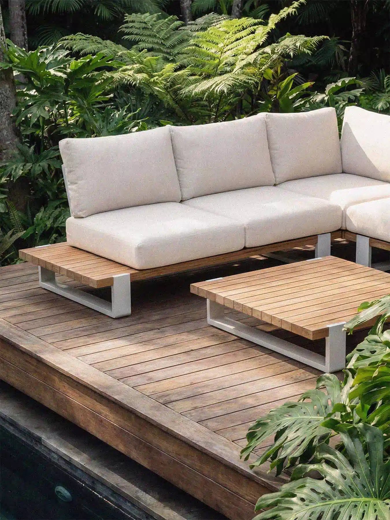 Perspektivische Ansicht der Menelamé Lekra Outdoor-Möbel auf einer Terrasse, modernes Design in Weiß und Teak.