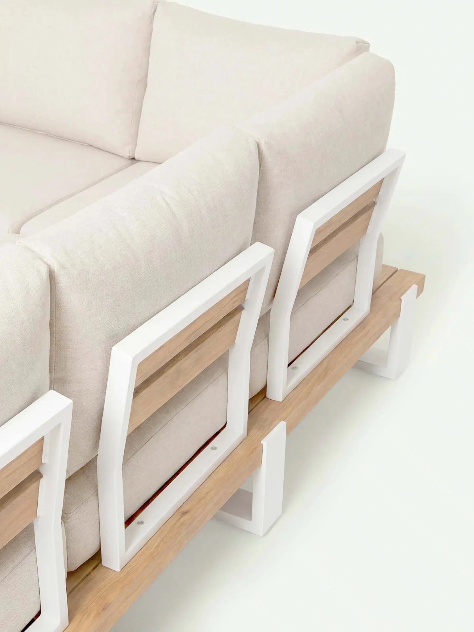 Rückansicht der Menelamé Lekra Lounge mit Fokus auf die Aluminium-Rückenlehne und Teakholz-Details.