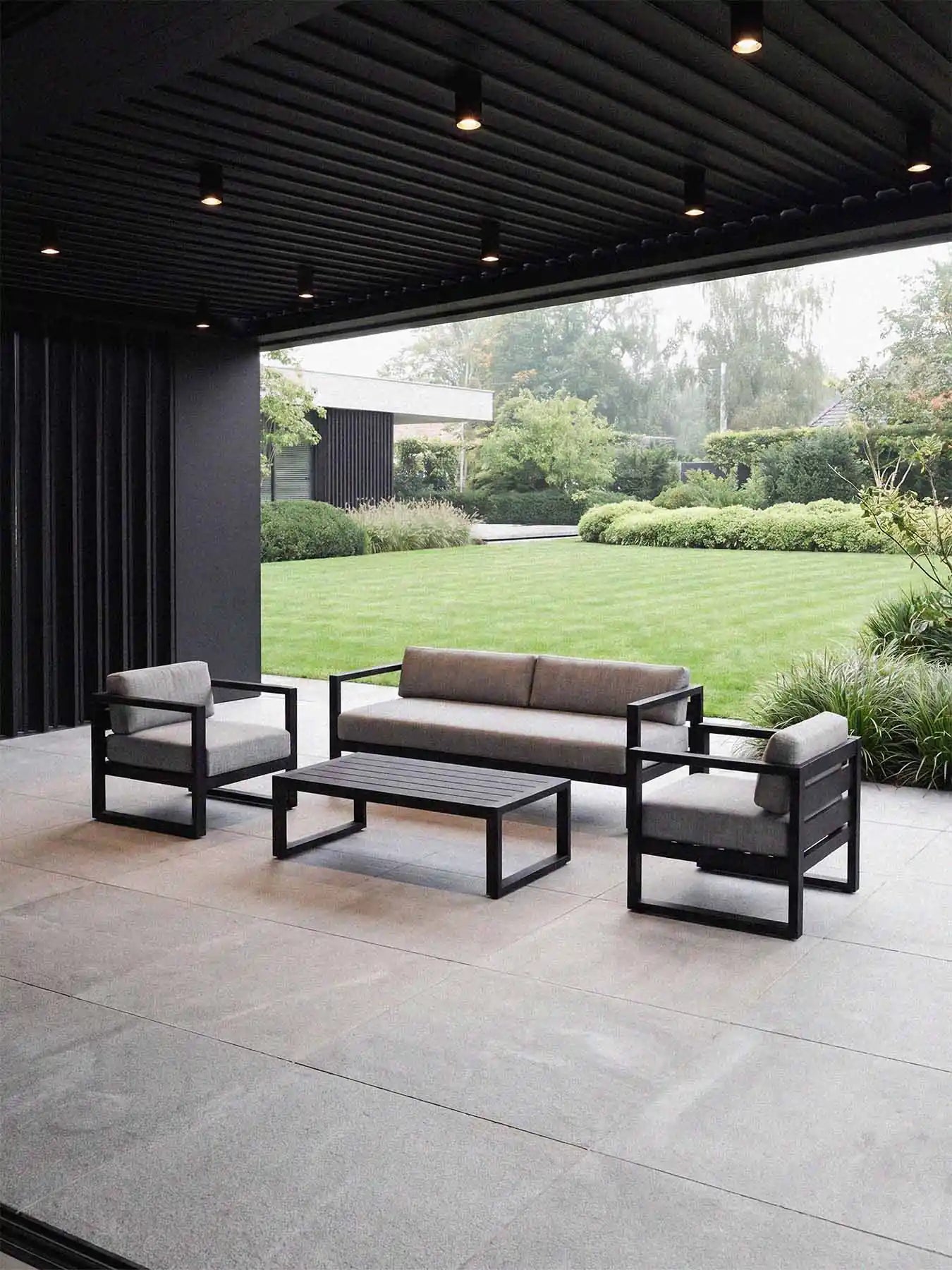 Modernes Lounge-Set Lendin von Menelamé auf einer Design-Terrasse mit Blick ins Grüne.