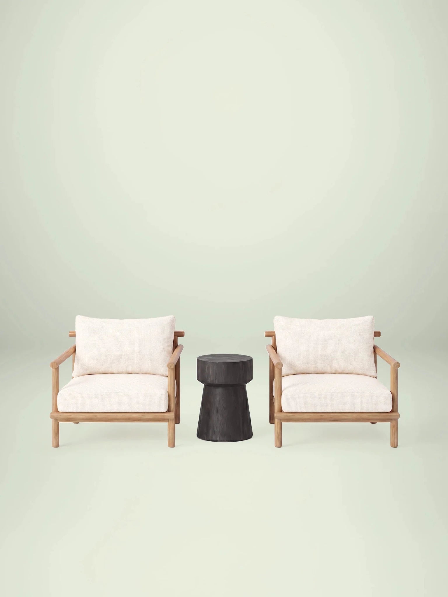 Menelamé Garten-Lounge Levion: Sessel-Set aus hellem Teakholz mit schneeweissen Polstern und modernem Beistelltisch.