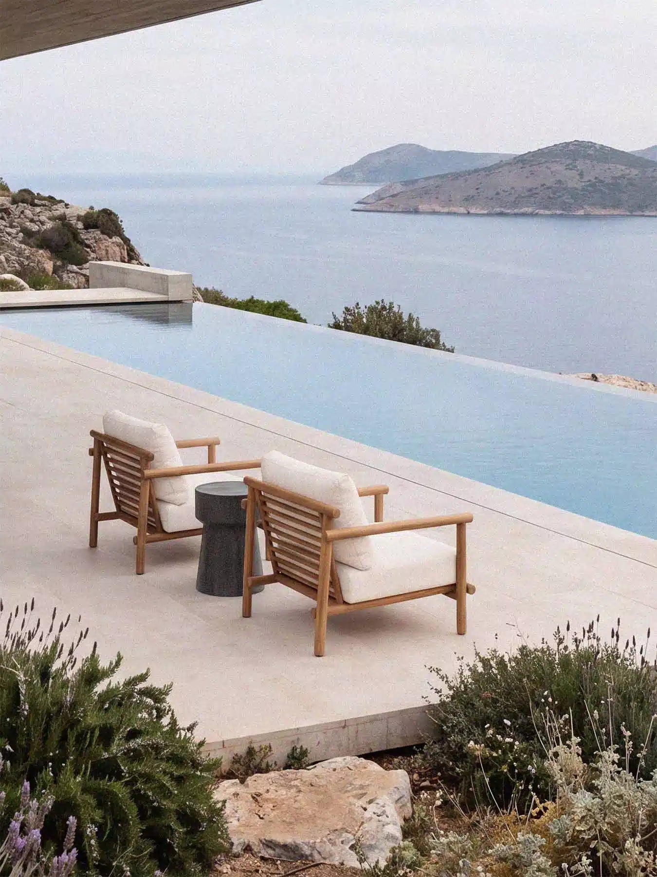 Menelamé Levion Sessel-Set am Infinity-Pool mit Blick auf das Mittelmeer, Luxus-Gartenmöbel aus Teakholz.