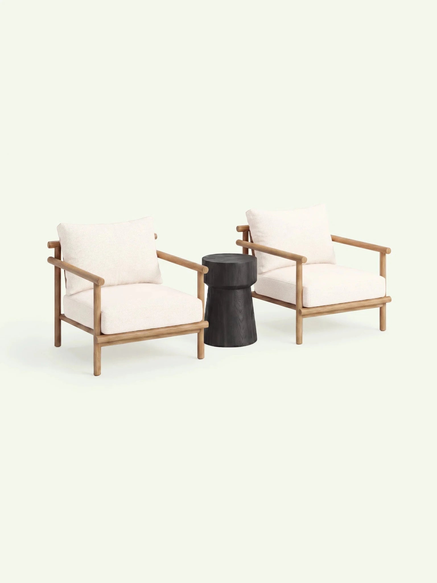 Perspektivische Ansicht der Menelamé Levion Sessel, Kombination aus hellem Teak und schneeweissem Olefin-Stoff.