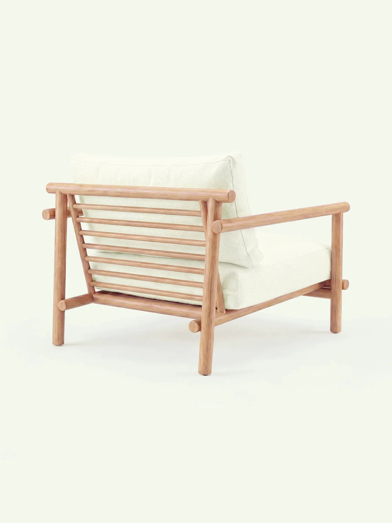 Rückansicht des Menelamé Levion Sessels, Fokus auf das Latten-Design der Rückenlehne aus hellem Teakholz.