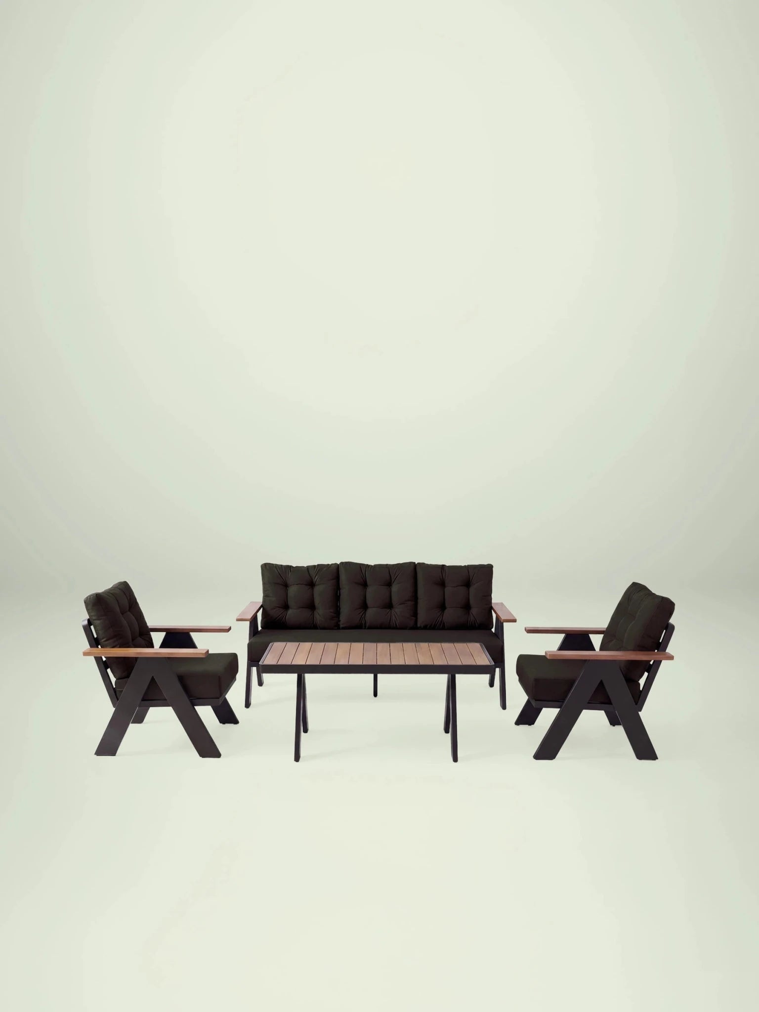 Menelamé Garten-Lounge Lutam: Tiefschwarze Polstergruppe mit markantem A-Linien-Gestell und hochwertigen Teakholz-Details.