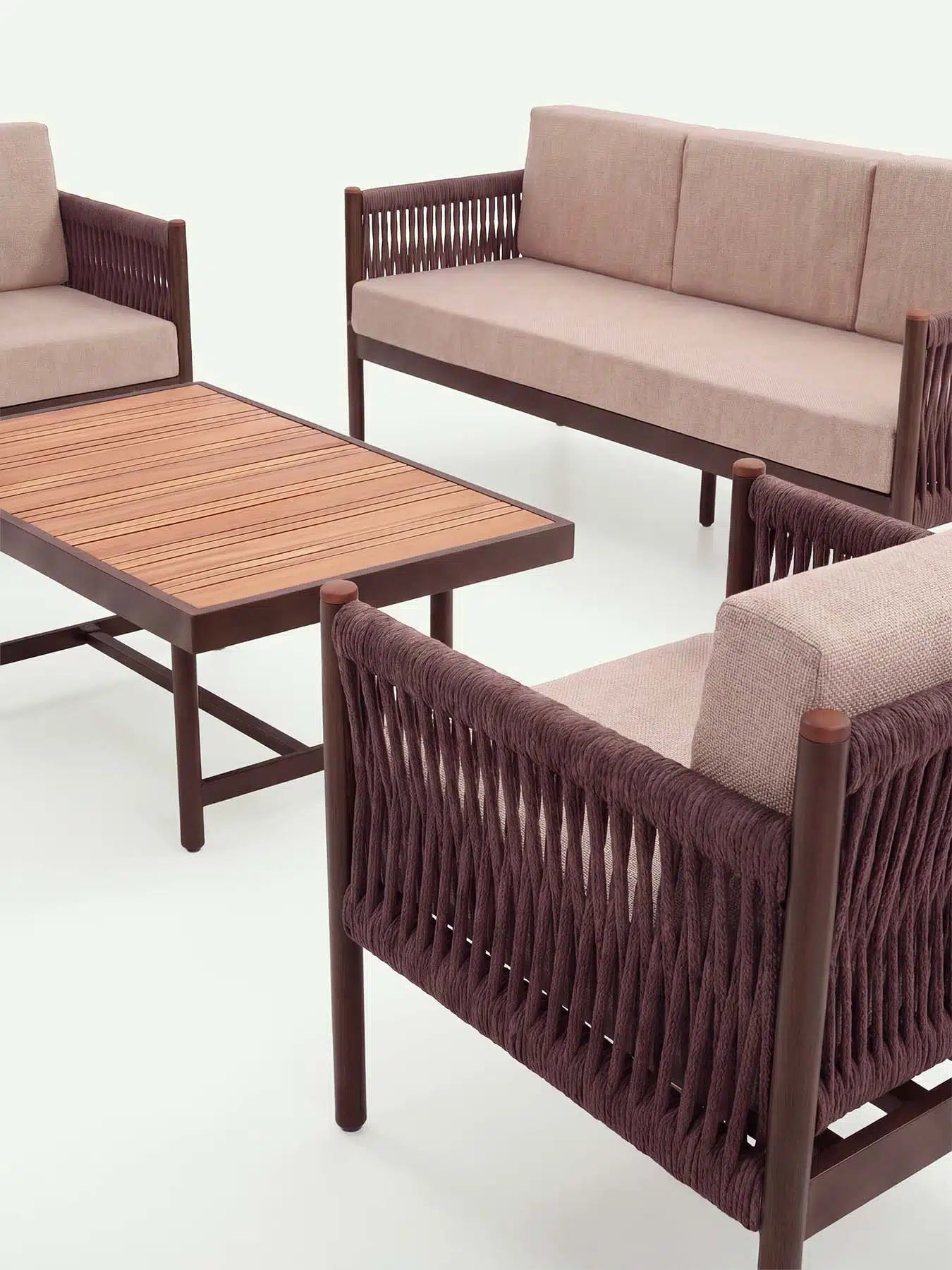 Detailaufnahme Menelamé Odrin: Kombination aus braunem Outdoor-Seil, massivem Teakholz und wetterfestem Olefin-Stoff in Helltaupe.