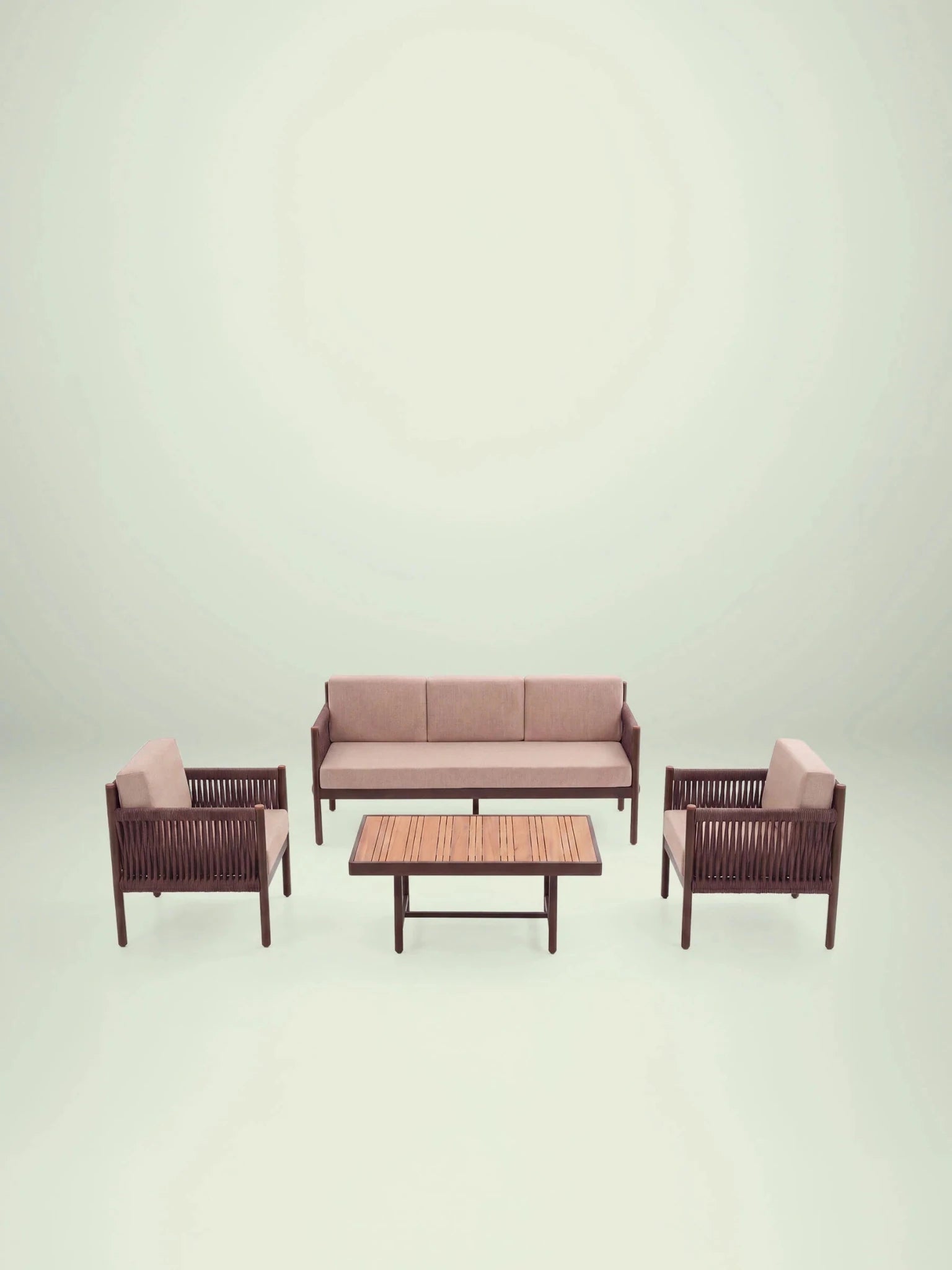 Menelamé Garten-Lounge Odrin: Set aus Sofa und Sesseln mit dunklem Rope-Geflecht und helltaupefarbenen Olefin-Polstern vor hellem Hintergrund.