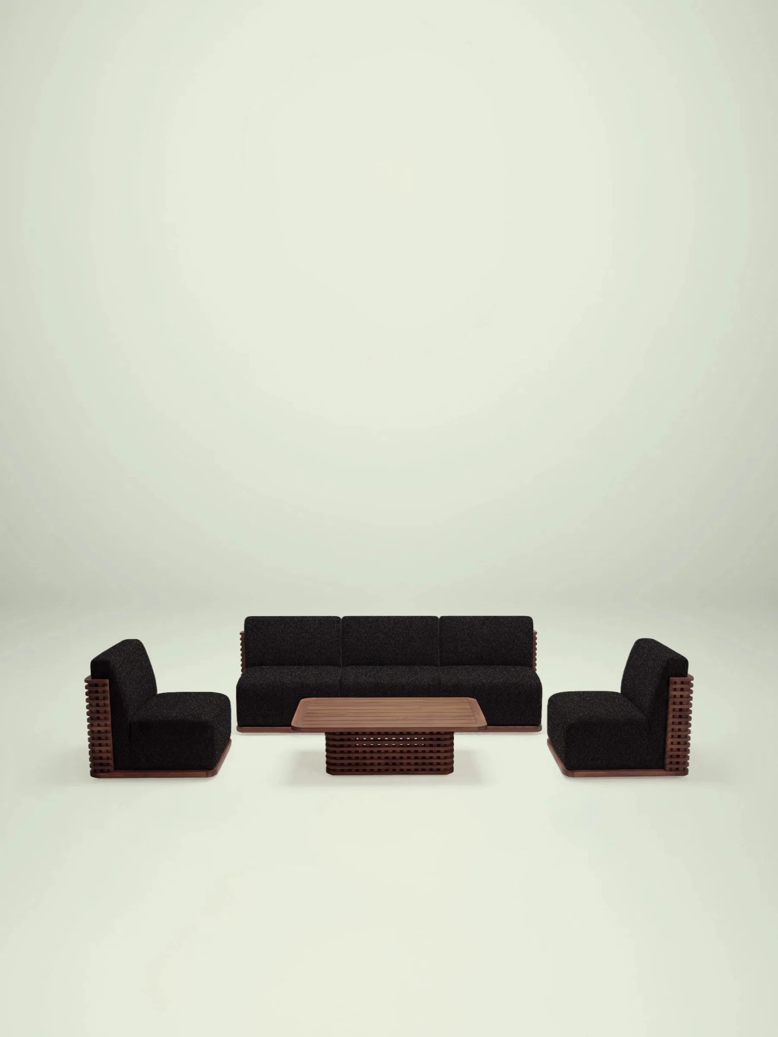 Frontale Studioansicht der Menelamé Puson Lounge: Schwarzes Bouclé-Polster trifft auf Lamellen-Design aus edlem Teakholz.