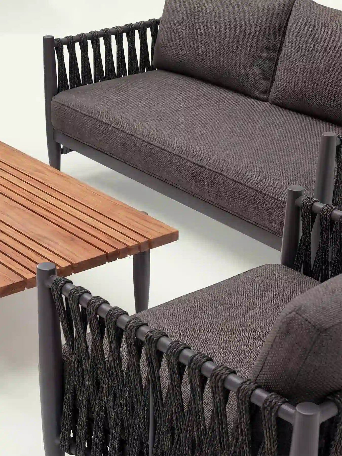Detailaufnahme Menelamé Skron: Schwarzes Aluminiumgestell mit melierter Rope-Bespannung und kohlegrauen Kissen.
